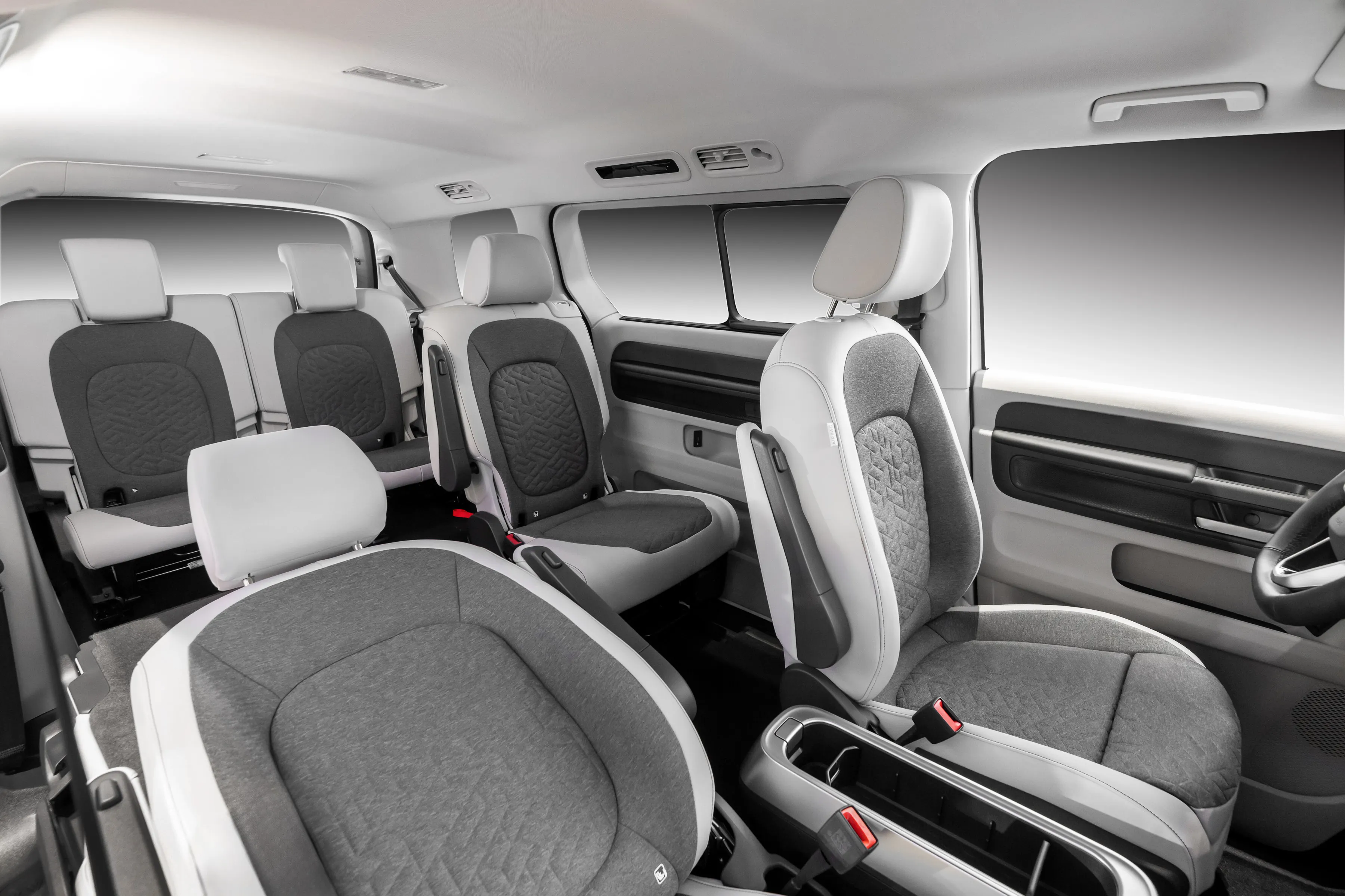 台灣福斯商旅品牌旗下七人電旅未來式ID. Buzz車系，新增全新六座版車型。（福斯商旅提供）