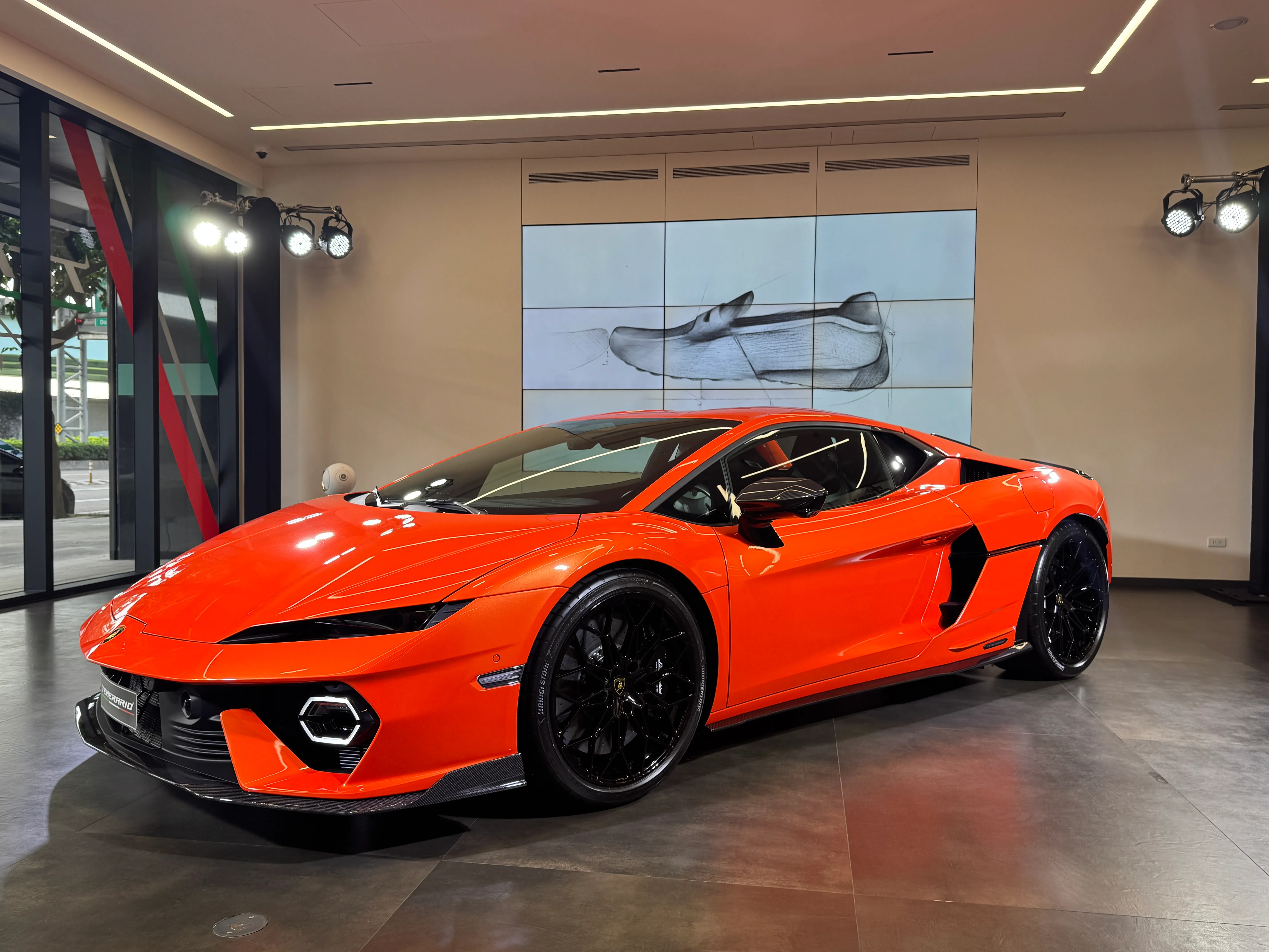 全新Lamborghini Temerario Alleggerita正式抵台，搭配搶眼的Arancio Xanto橘紅車色。（劉芯衣攝）