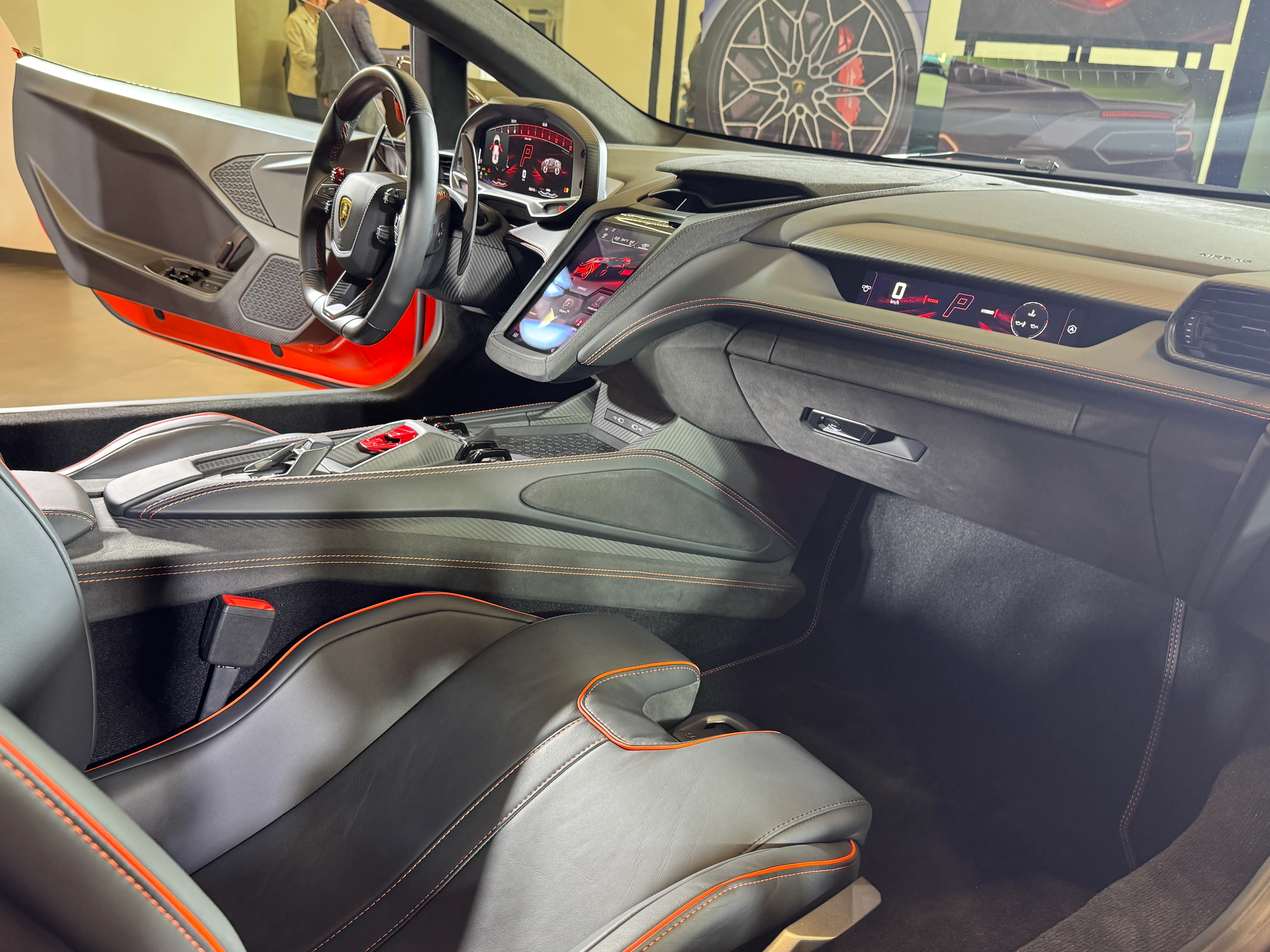 內裝選用碳纖維、皮革與 Corsatex超細纖維材質。（劉芯衣攝）