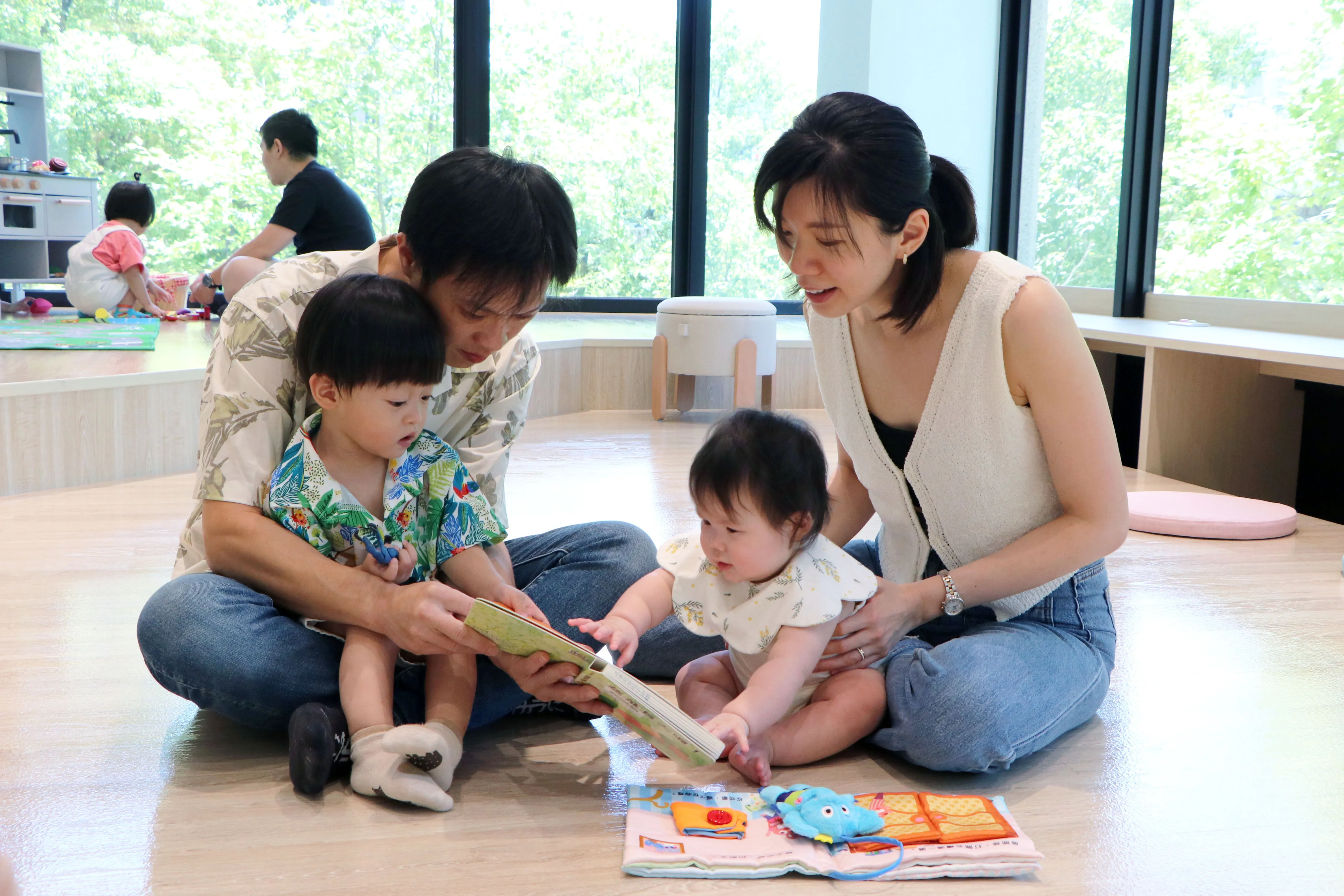 專為爸爸媽媽們量身打造的親子共讀體驗活動，包括「親子音樂繪」、「故事律動課」、「寶寶故事」、「幼兒讀書會」以及與醫生專家面對面的專家親職講座等。(圖/新北市立圖書館)