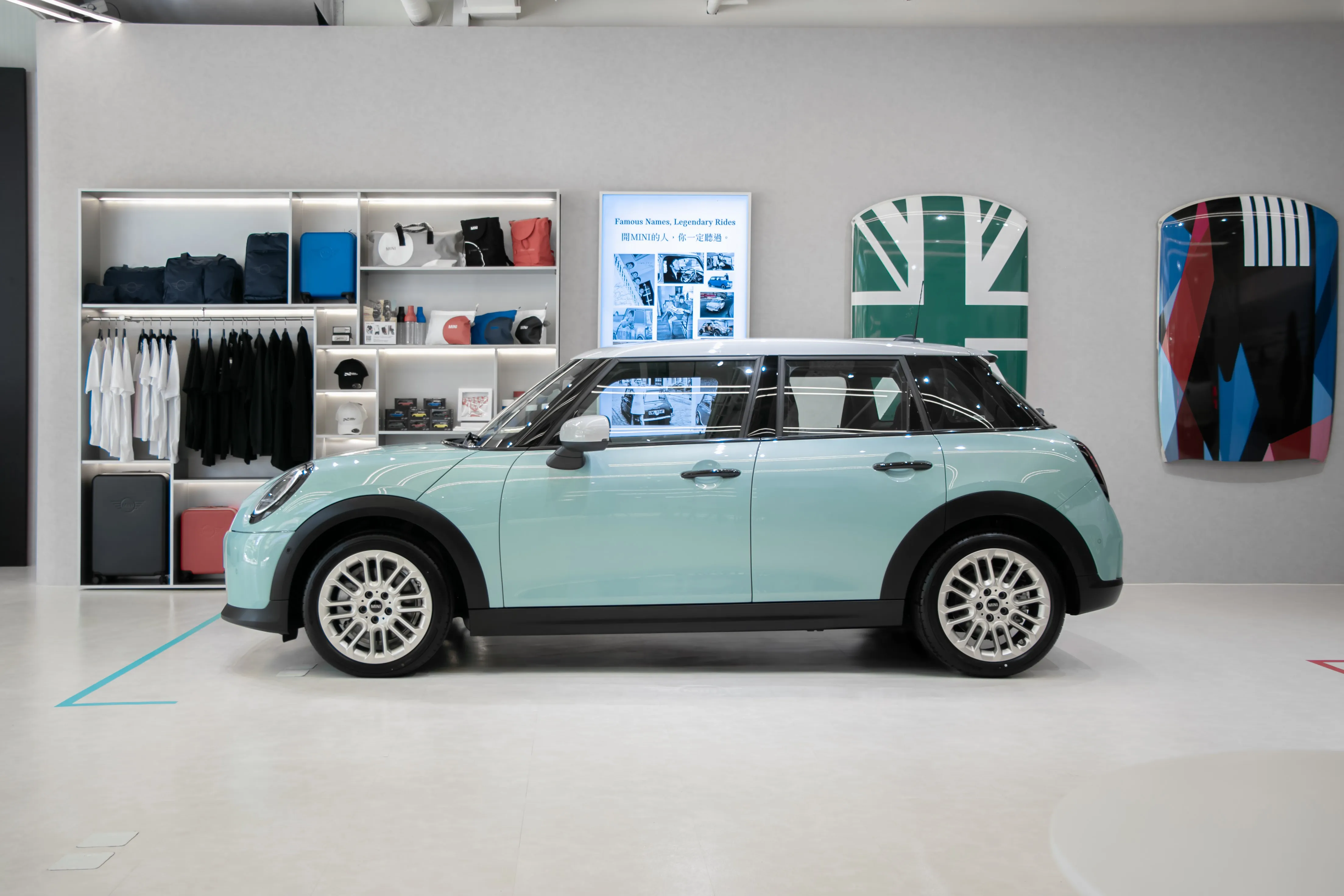 Mini Cooper 5-Door掀背車，憑藉靈巧車身與五門配置，呼應現代都會穿梭的生活節奏，同步展出全新Mini Lifestyle Collection，完美演繹MINI風格從車內延伸至日常生活。（Mini提供）