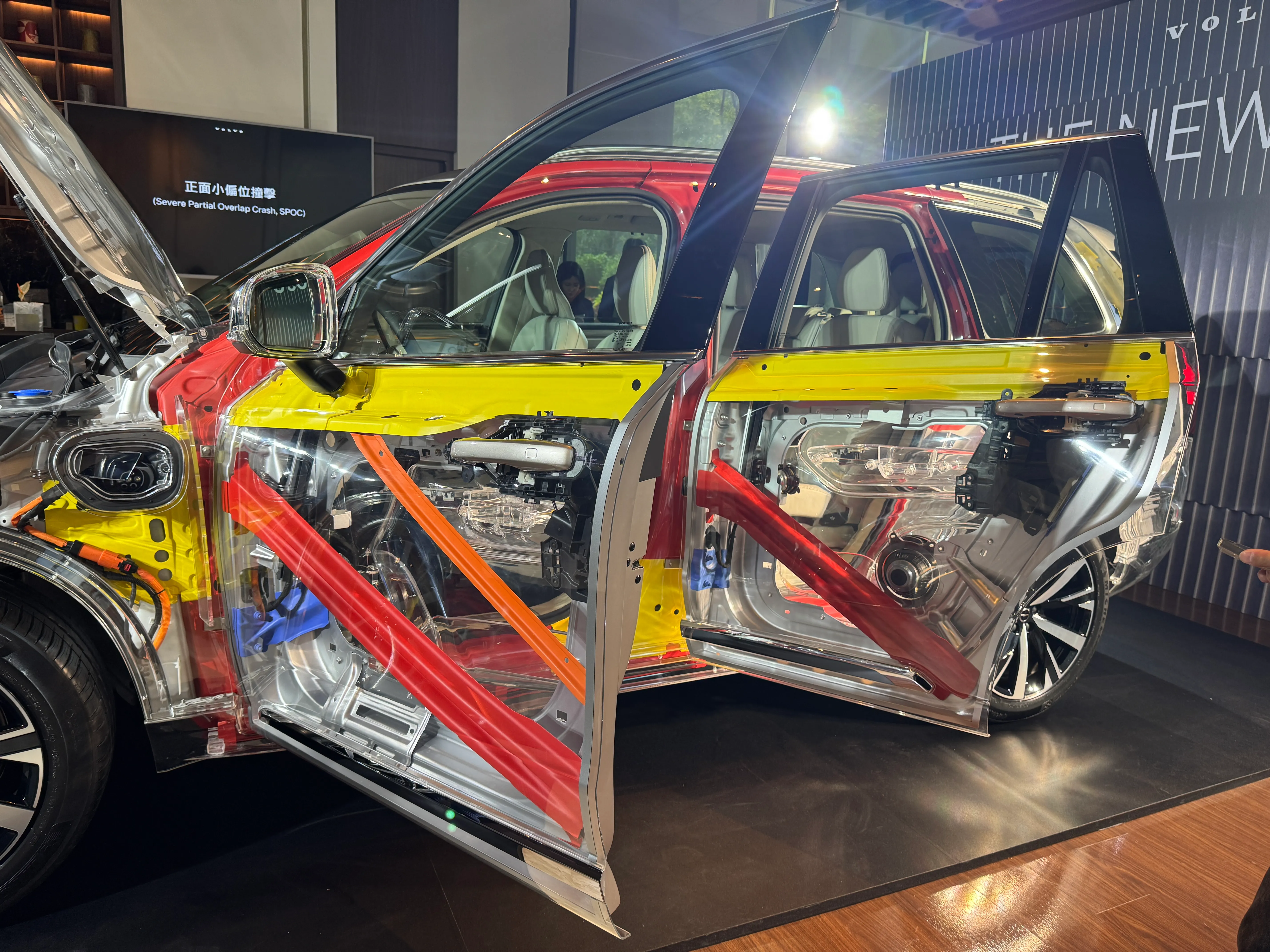 Volvo國際富豪汽車空運2025上海國際車展驚艷全球的XC90透明結構概念車來台搶先亮相，以全透明車殼包裹之下將品牌創廠近百年來的安全設計，完整呈現在世人眼前。（劉芯衣攝）