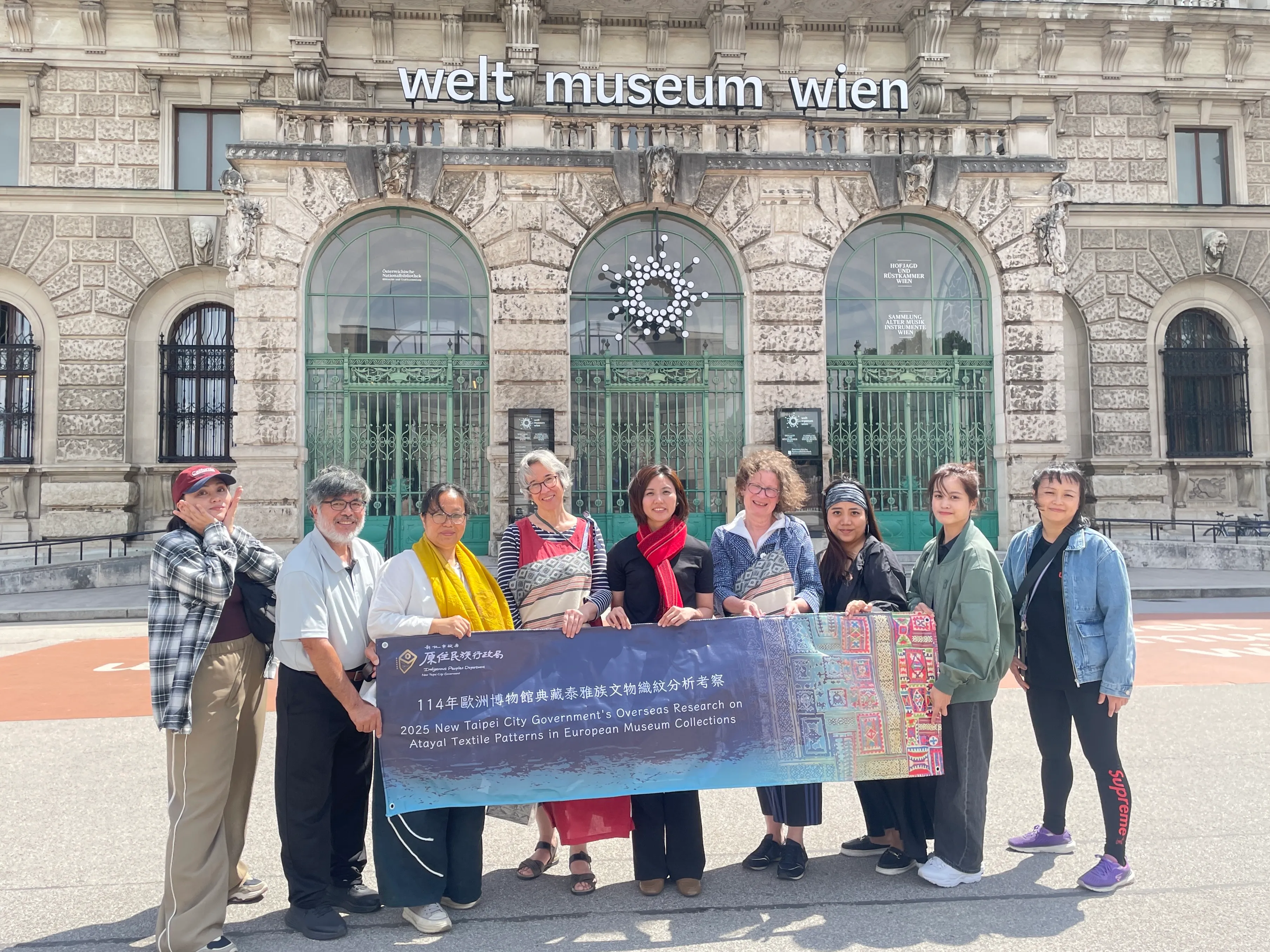 維也納世博館中國暨東北亞部門研究員Dr. Bettina Zorn博士(右4)及織品維護負責人Barbara Pönighaus-Matuella(左4)與考察團隊合影。(圖/新北市原民局提供)