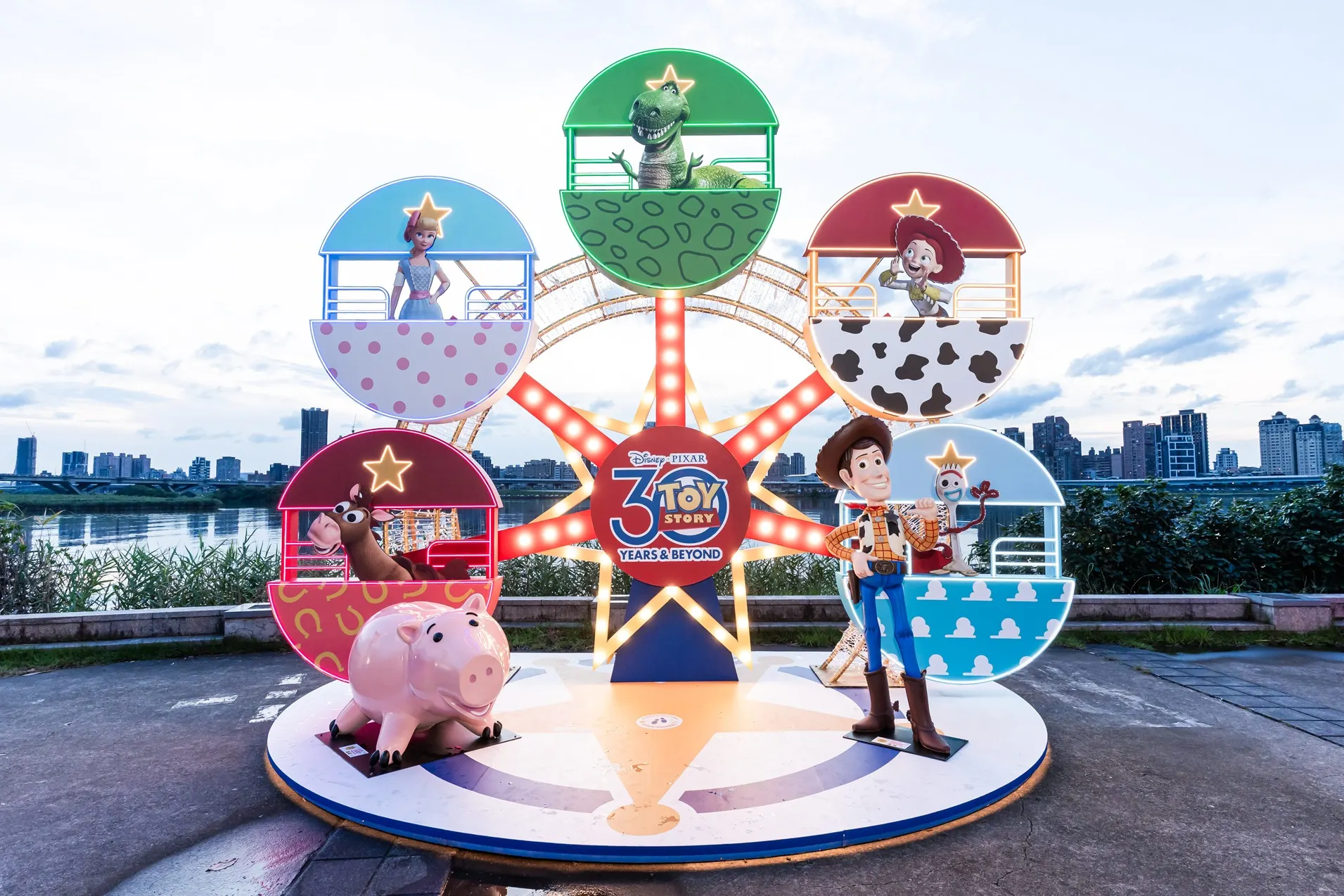 現場有胡迪與玩具夥伴們搭配摩天輪，打造吸睛打卡熱點。（圖／臺北市政府觀傳局提供）