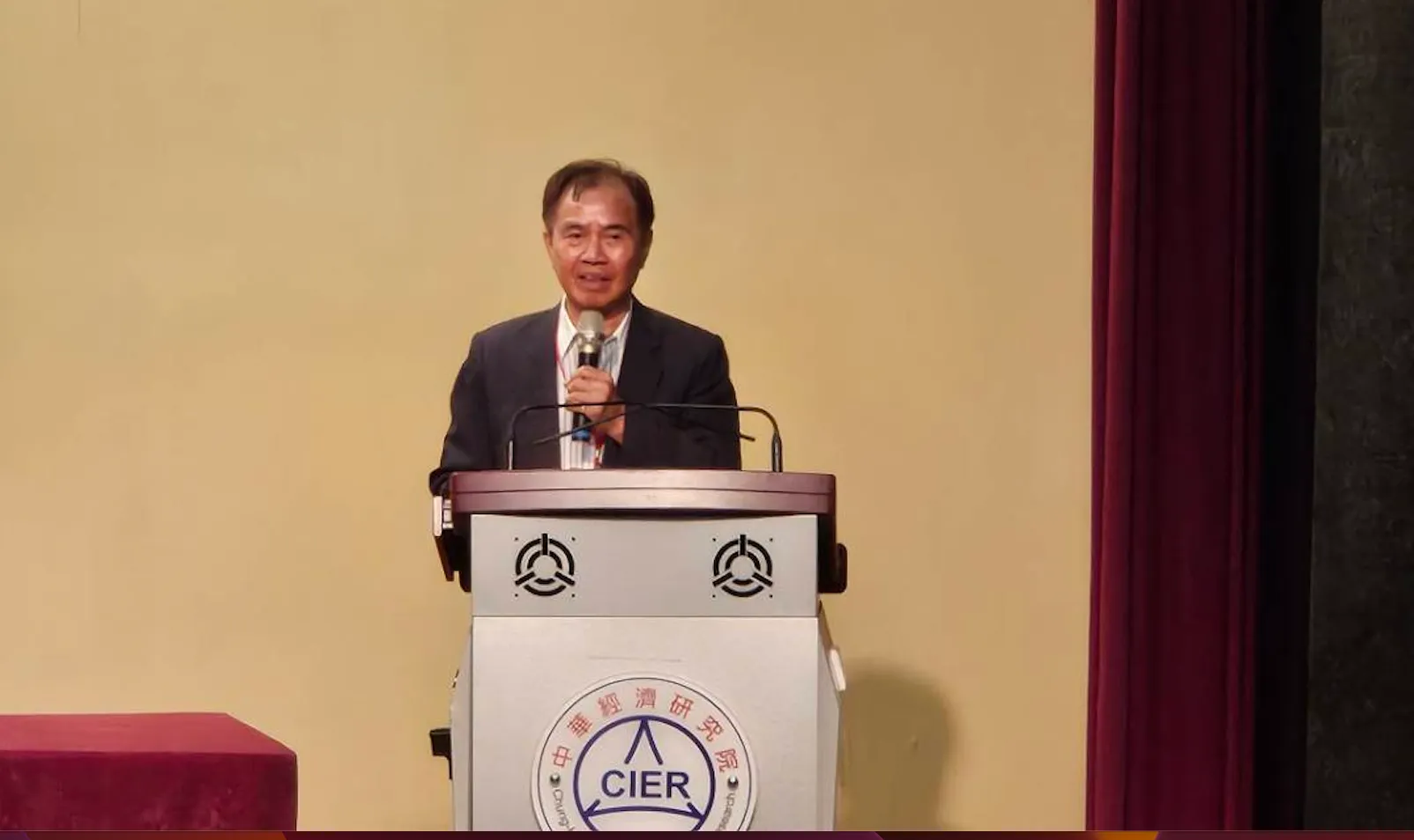 8月5日，東華大學榮譽教授高長在「川普2.0新情勢下的中國經濟發展戰略論壇」發表演說。（王秋燕攝）