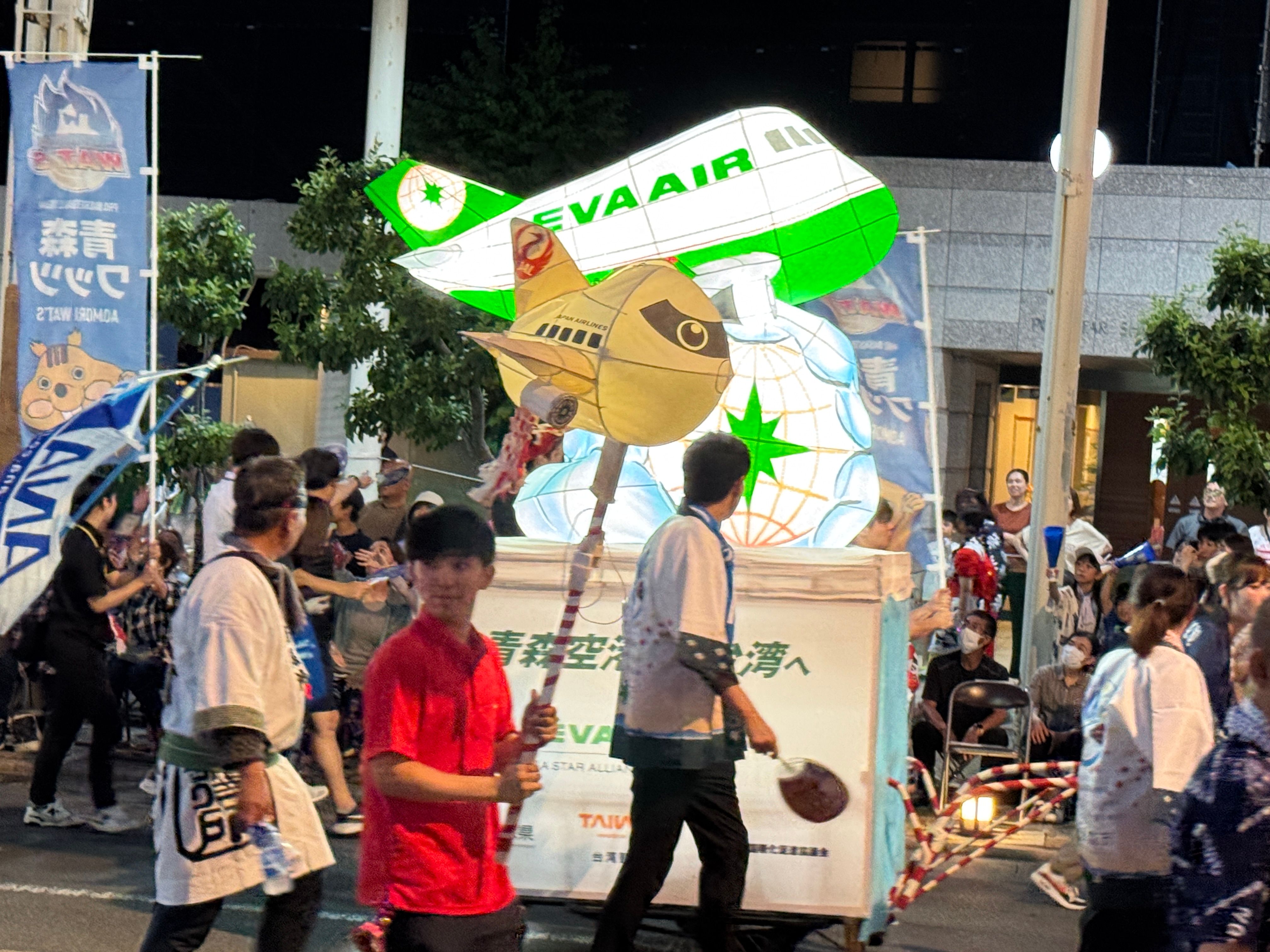 2025年の青森ねぶた祭に、台湾をテーマにした大型ねぶた《城隍神降臨 台湾美食・友好メガ盛りねぶた》が登場し、 来場者の注目を集めている。黃信維。