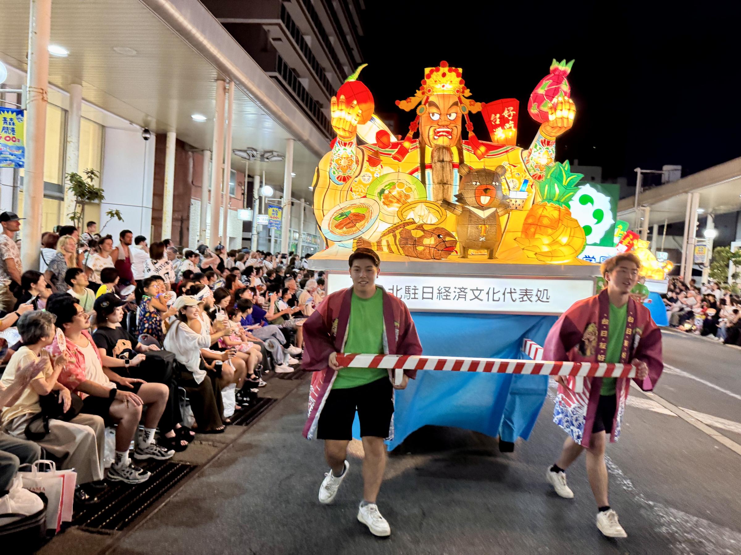 2025年の青森ねぶた祭に、台湾をテーマにした大型ねぶた《城隍神降臨 台湾美食・友好メガ盛りねぶた》が登場し、 来場者の注目を集めている。黃信維。