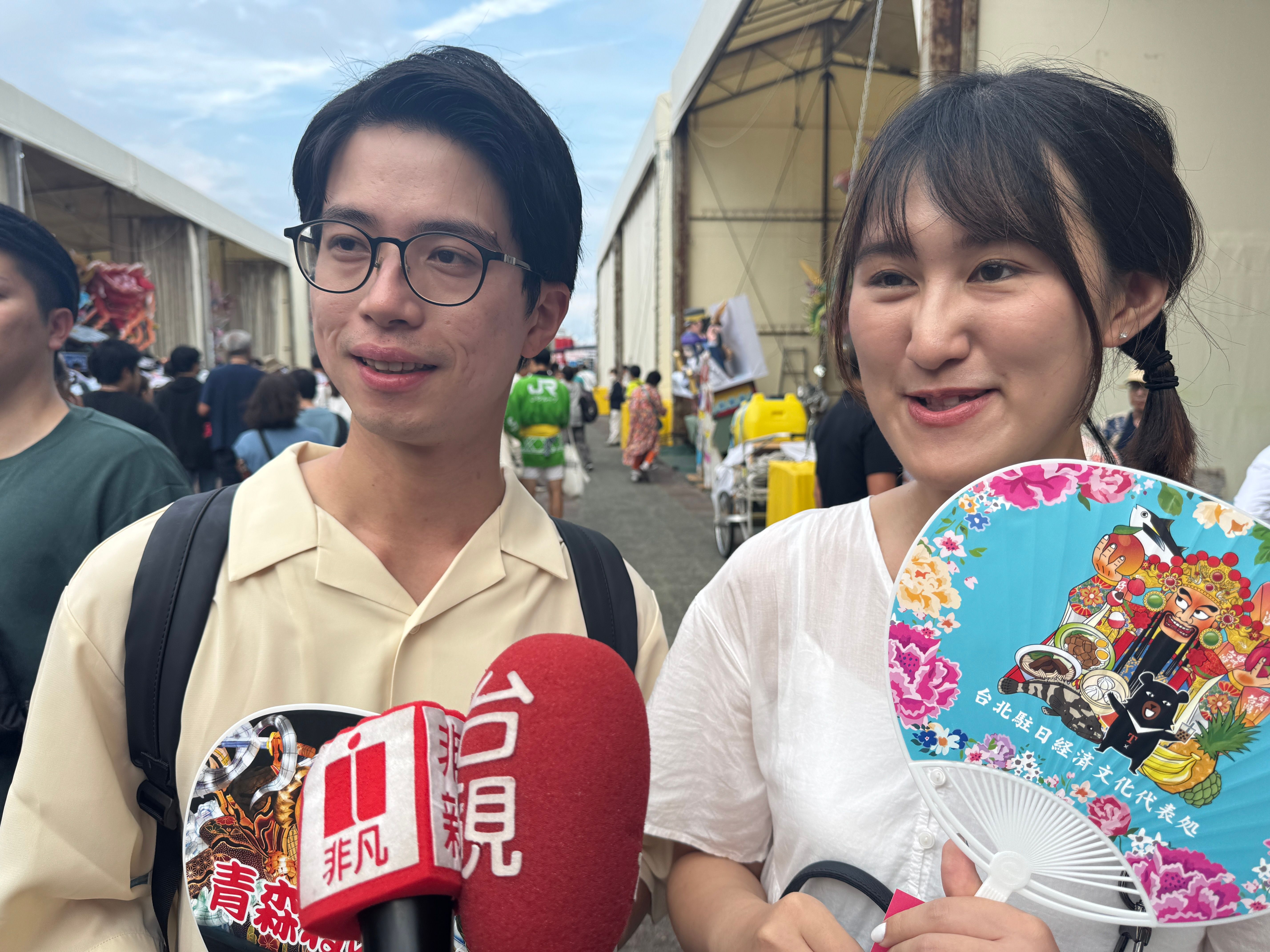 2025年の青森ねぶた祭に、台湾をテーマにした大型ねぶた《城隍神降臨 台湾美食・友好メガ盛りねぶた》が登場し、 来場者の注目を集めている。黃信維。