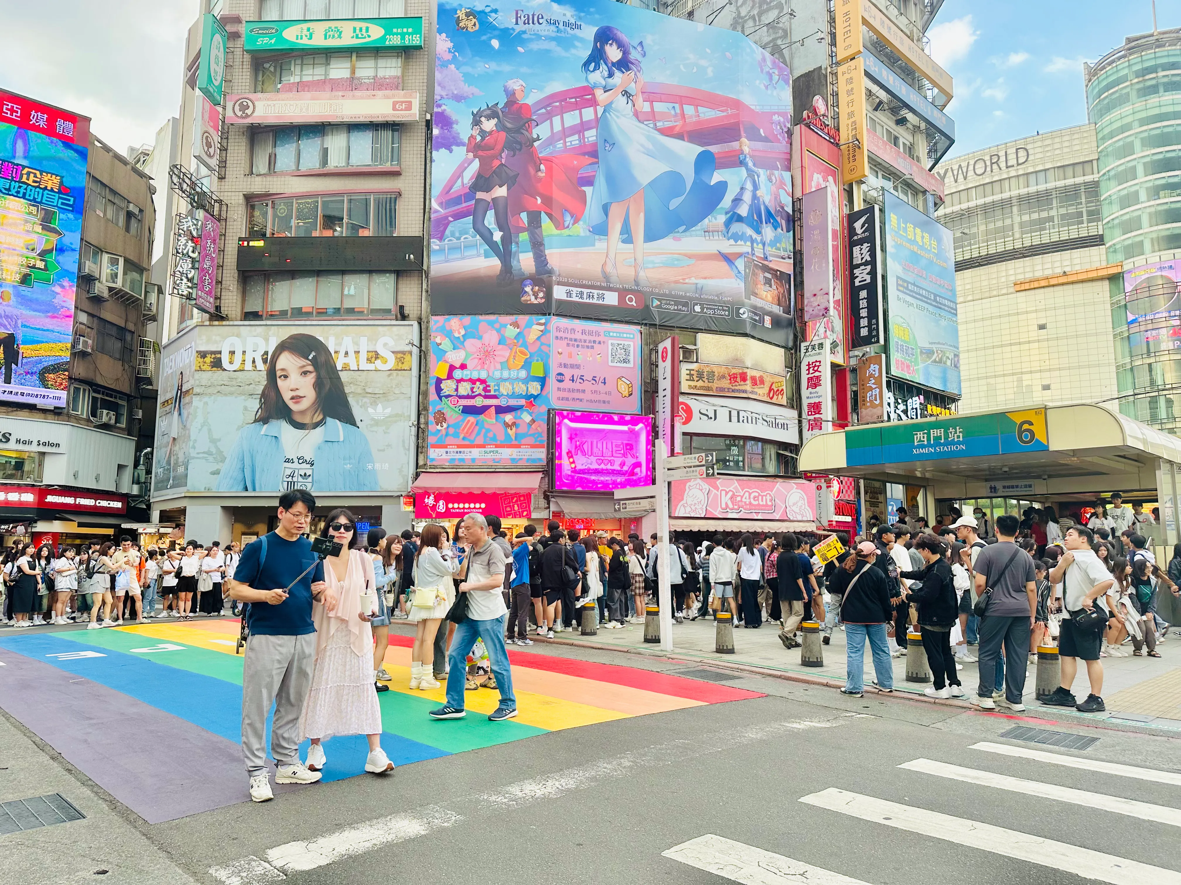 西門町不論平日假日，總是人潮擠擠，一出捷運站便是行人徒步區。圖/風傳媒拍攝