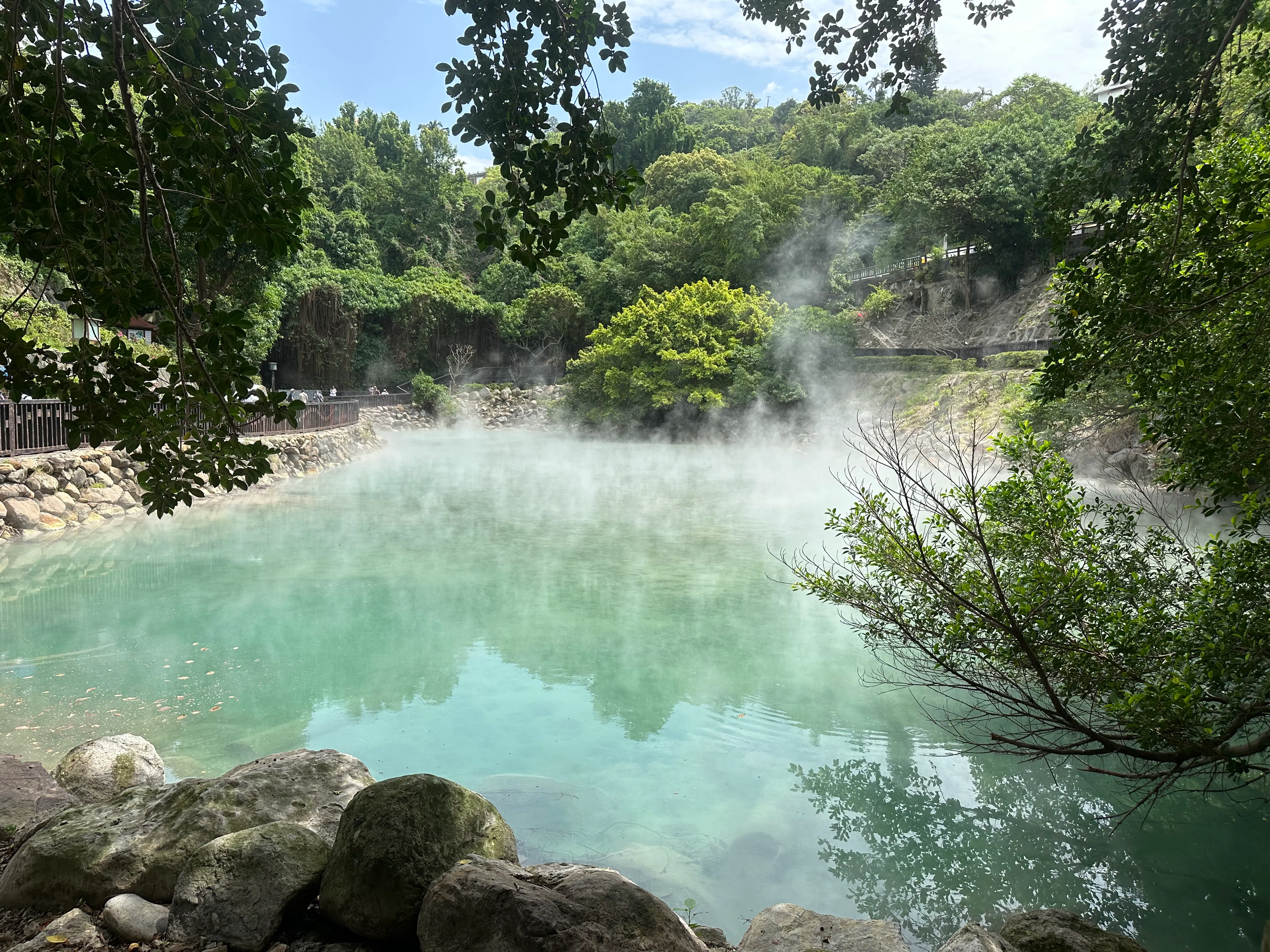 地熱谷終年瀰漫著硫磺煙霧的特殊景致，吸引眾多旅客前來旅遊。圖/風傳媒拍攝
