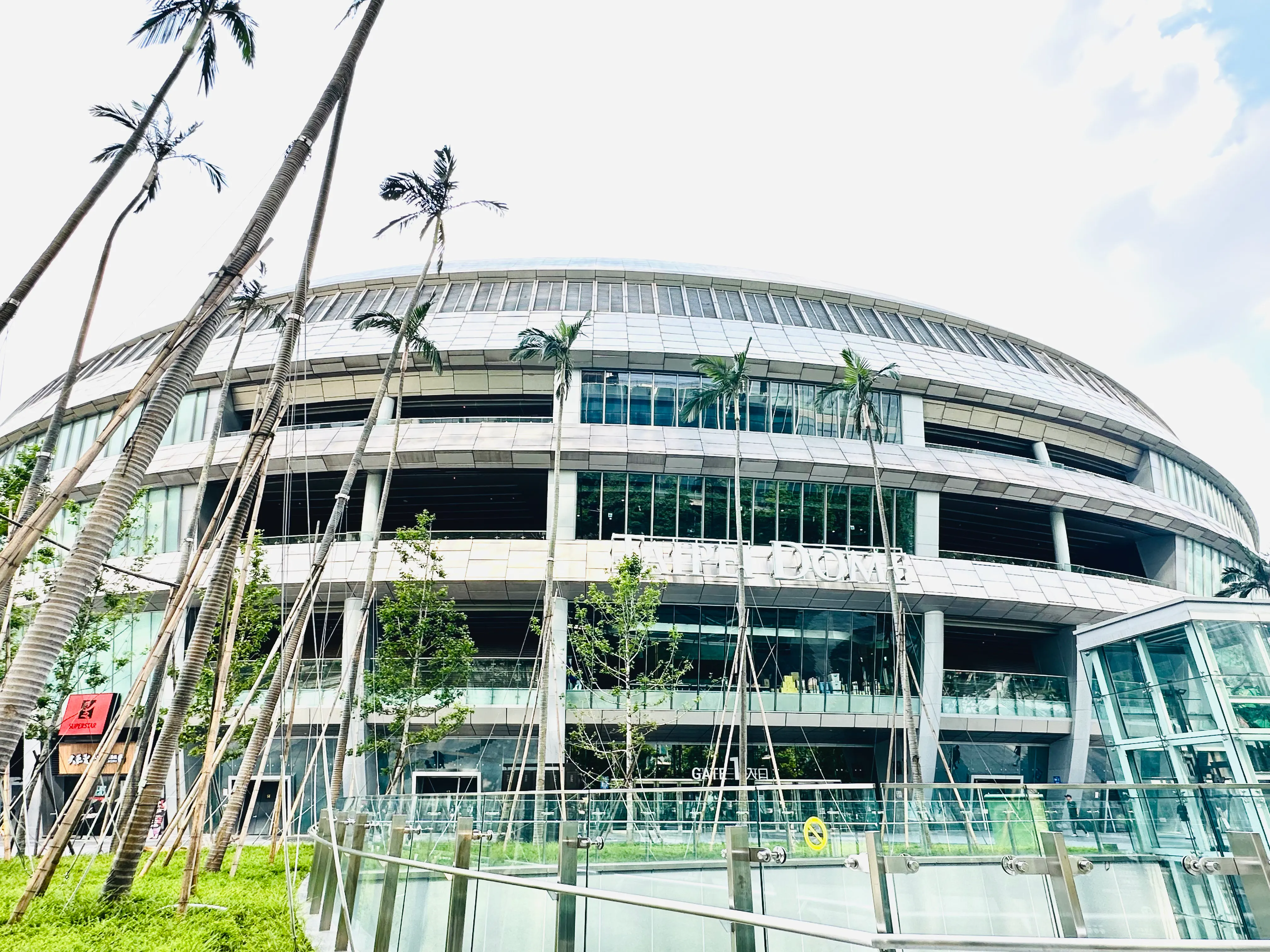 臺北大巨蛋啟用後，吸引年輕族群風靡朝聖，活絡周邊人潮、商圈。圖/風傳媒拍攝