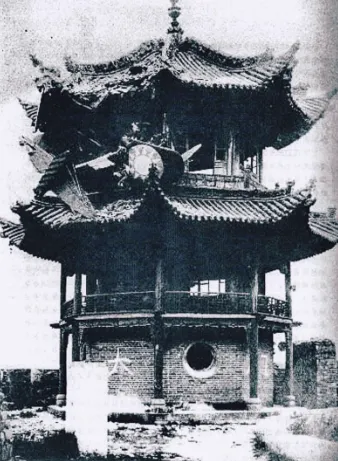 劉粹剛座機用油將盡，投照明彈協助僚機覓地降落，自己卻於迫降時不 幸撞上城南魁星樓殉難。