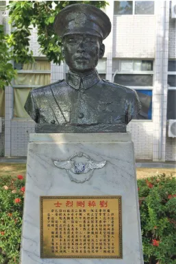 ▲劉粹剛烈士銅像佇立於空軍官校粹剛樓，以供筧橋後輩緬懷。