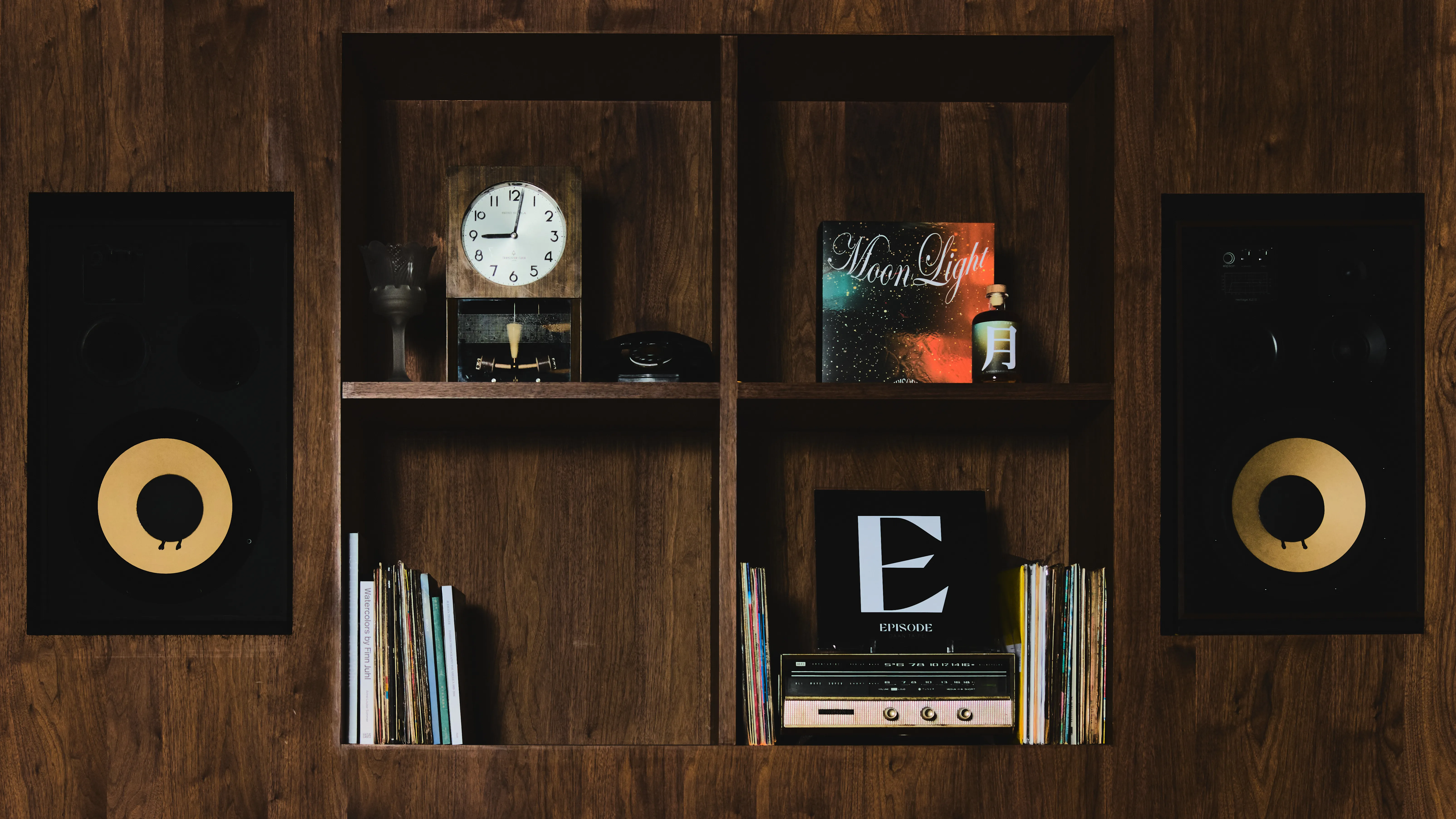 Moon Light 茶酒·蛋黃酥中秋禮盒外型以黑膠唱片呈現，設計融入星空銀河的想像，彷彿透過美食及音樂，引領進入神秘的銀河時空。