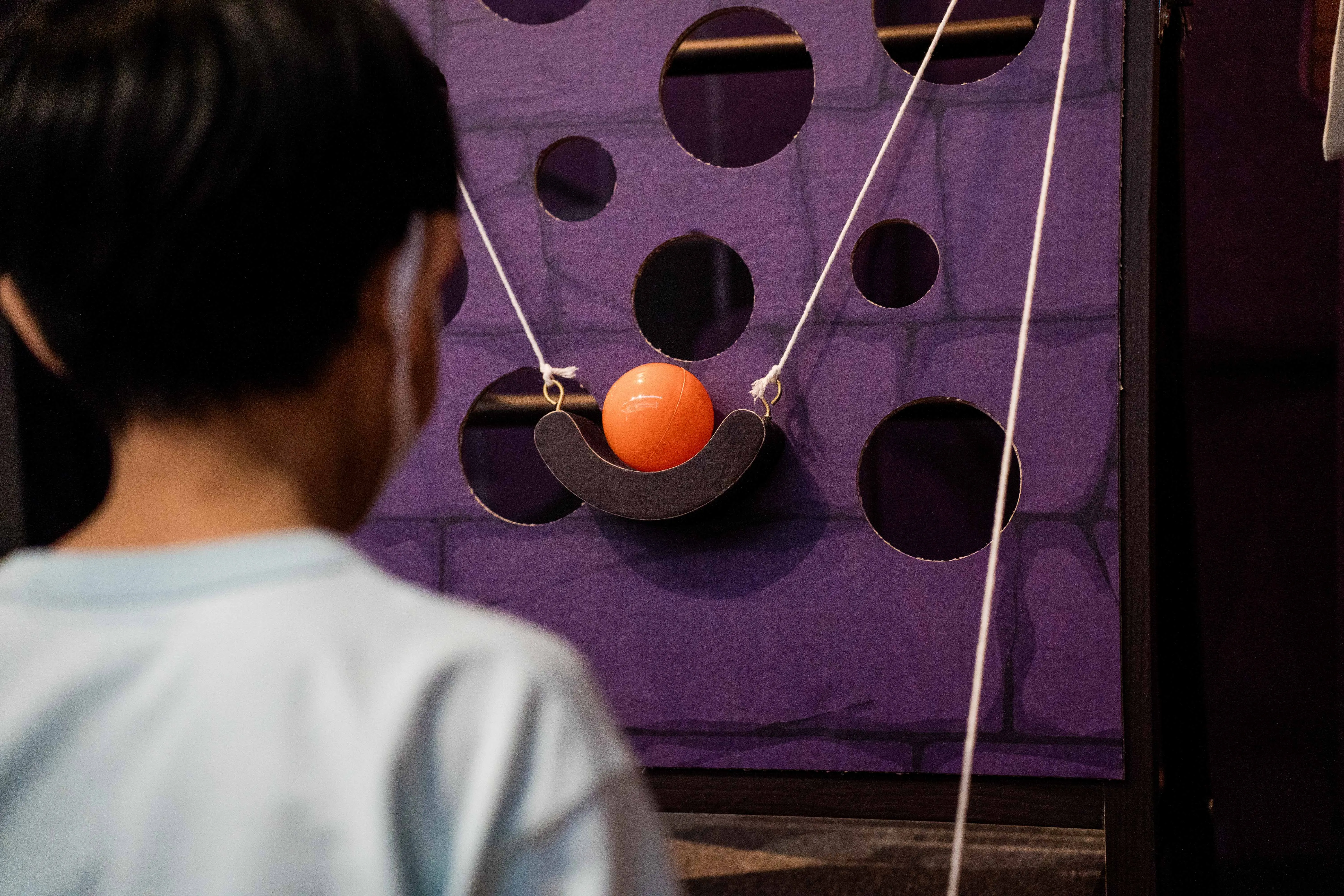 《小矮人大冒險──拯救夢幻島》展覽，小朋友動手動腦體驗。