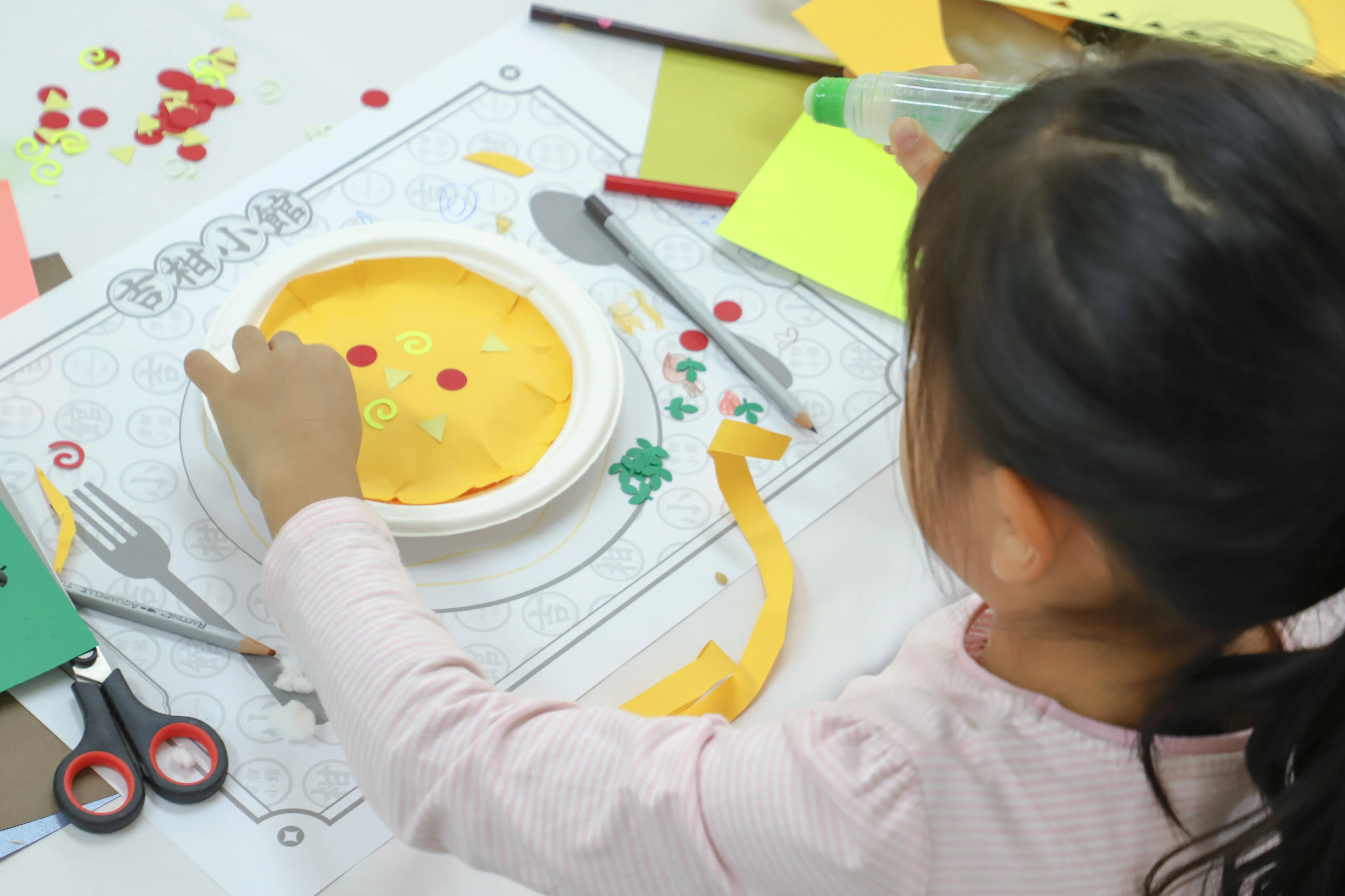 《小矮人大冒險──拯救夢幻島》展覽，【勇者餐廳—永續材手作】系列工作坊，使用回收展覽材料，創作出立體的紙藝作品。