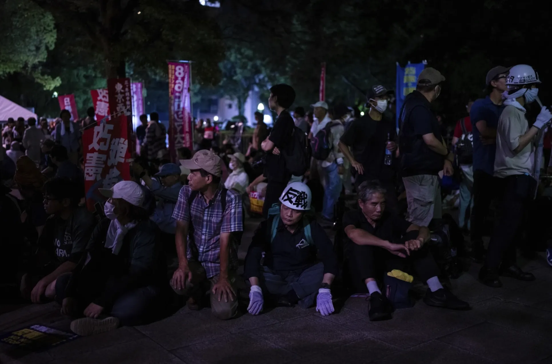 2025年8月6日，廣島和平紀念公園舉辦「被爆者80週年紀念」活動，反核武、反戰抗議者在廣場示威。（美聯社）