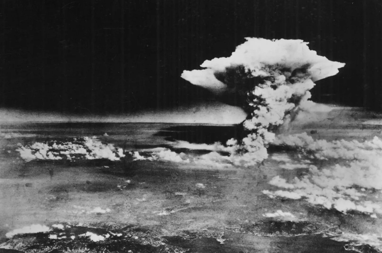 1945年8月6日，人類史上第一顆原子彈轟炸日本廣島，奪走約14萬人性命，為當時廣島35萬總人口的40%。（美聯社）