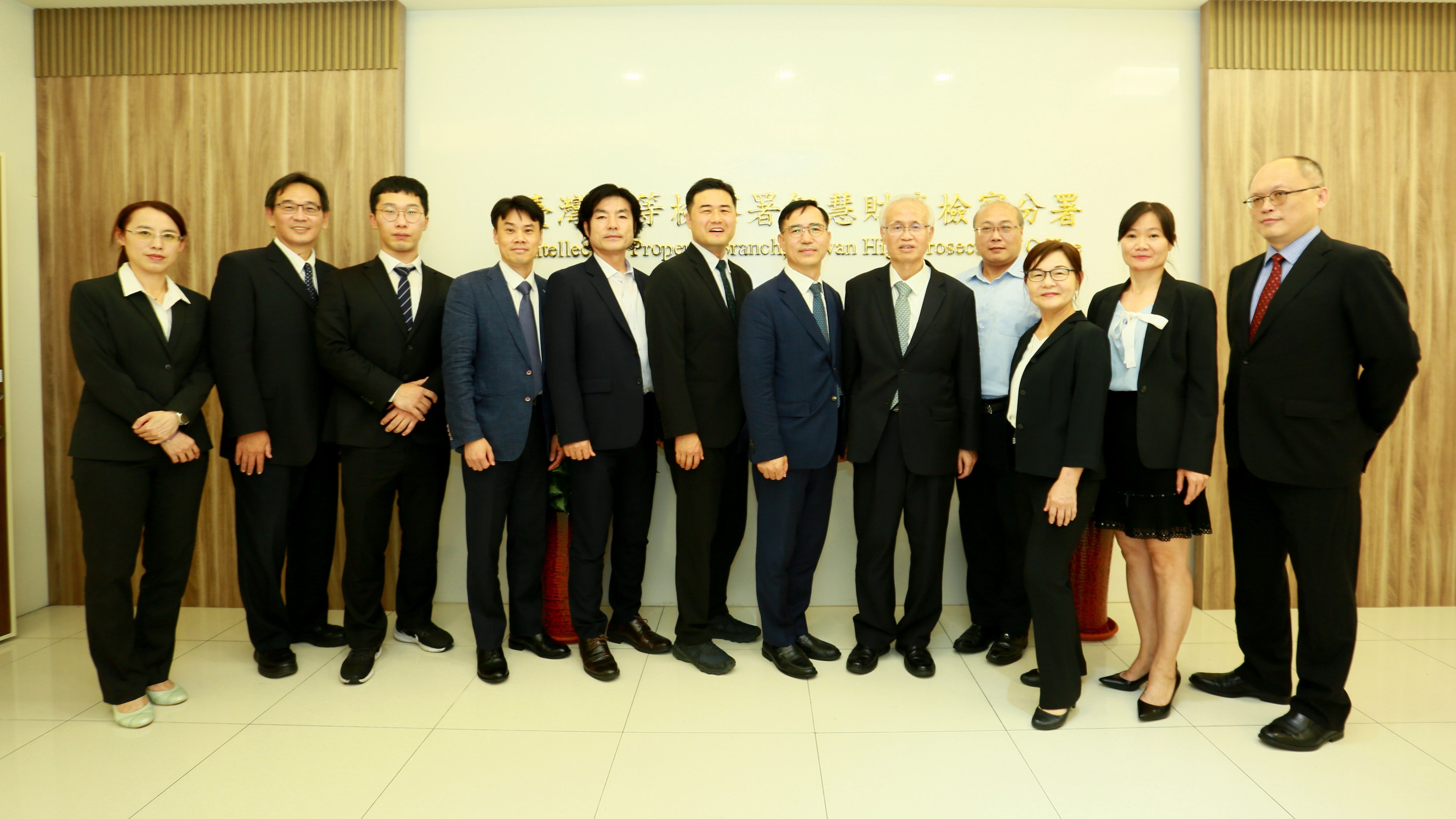 台積電洩密案由高等檢察署智慧財產分署檢察官劉怡君（左一）主辦。（取自智財分署官網）