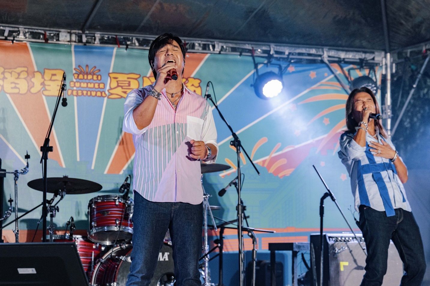 金曲奨「最佳演唱組合獎」動力火車が「大稻埕夏日節」で熱演し、25日間の大稻埕夏日節を賑やかに幕開け。