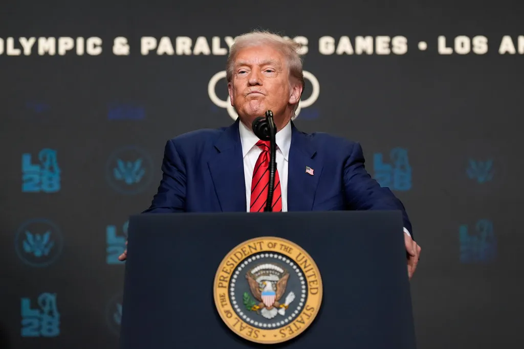 2025年8月5日。美國總統川普（Donald Trump）在簽署關於2028年洛杉磯奧運的行政命令後舉行記者會。（AP）