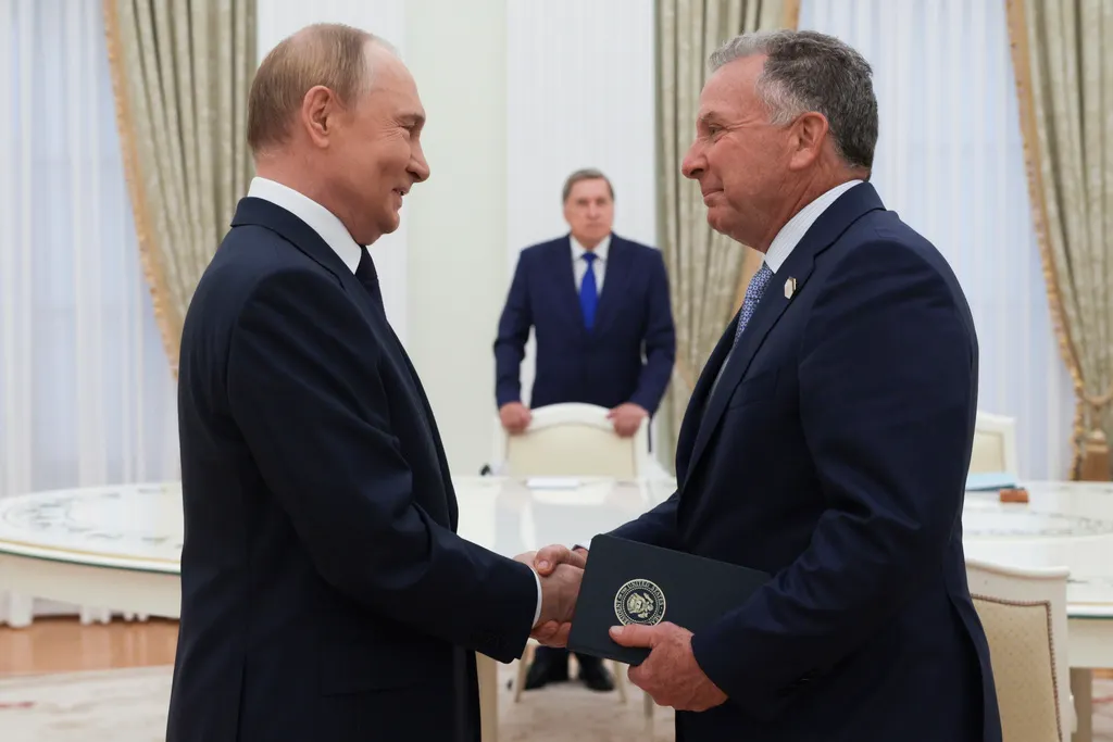 2025年8月6日、ロシアのプーチン大統領とアメリカ特使ウィトコフ（右）がモスクワで会見し握手する。(AP通信)