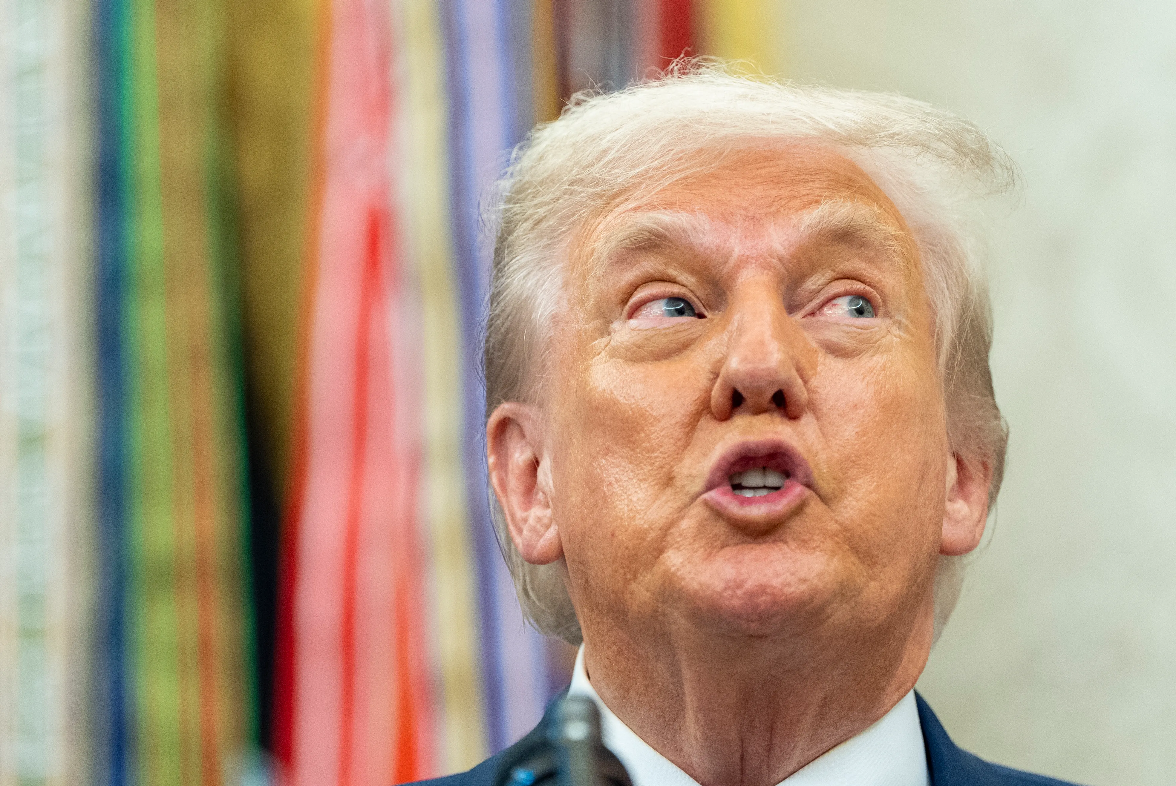 2025年8月6日，美國總統川普與蘋果執行長庫克在白宮宣布蘋果的投資與美國的半導體關稅決定。（美聯社）