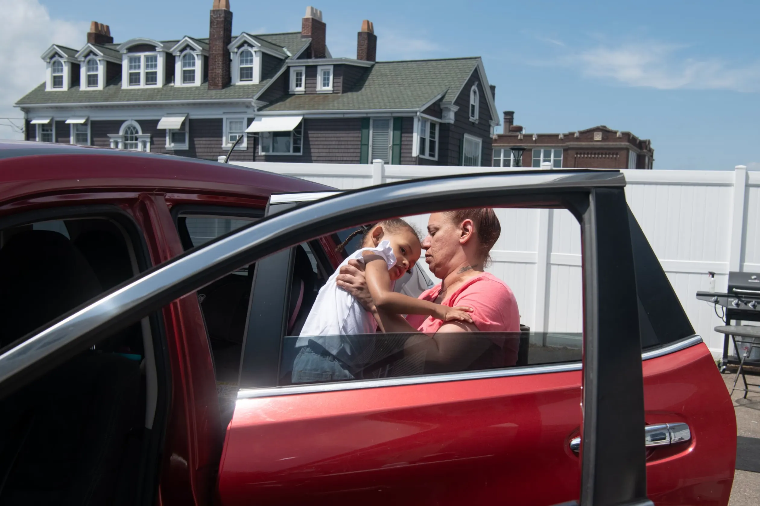 艾倫在六月的某天休息日帶女兒尼莎婭去了公園。（華爾街日報）