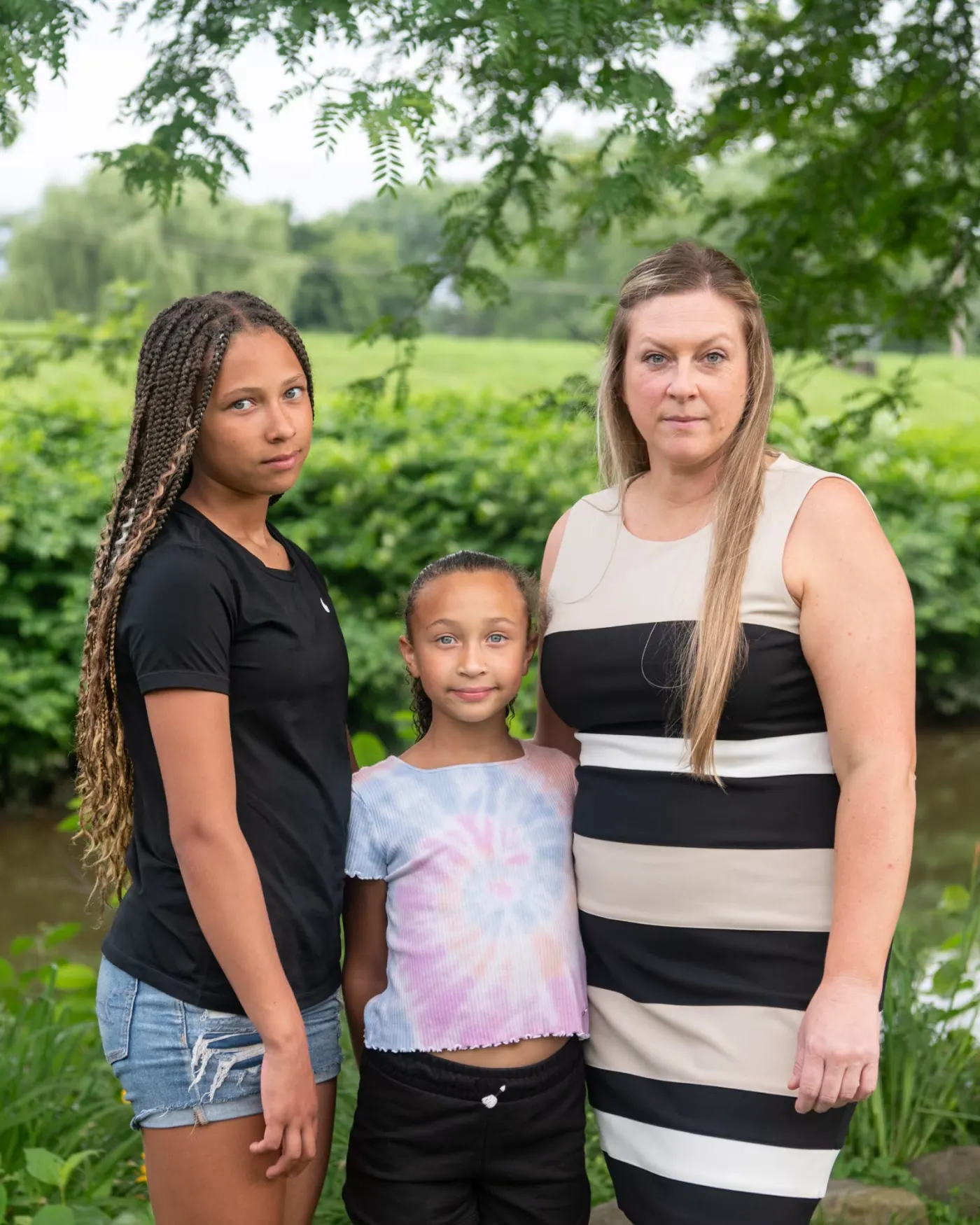 莉莎·米澤勒與她的女兒艾米和阿維裡一起，雖然收入高於官方貧困線，但仍面臨經濟困難。（華爾街日報）