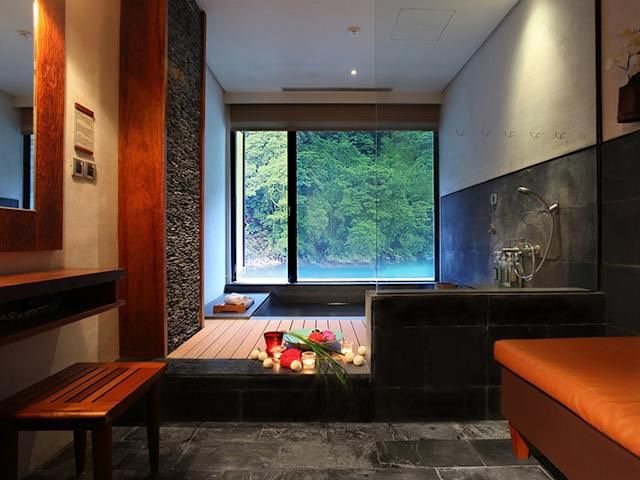 高鐵國旅聯票推薦的放鬆身心好去處之一「烏來馥蘭朵渡假酒店景觀湯屋」。（台灣高鐵提供）