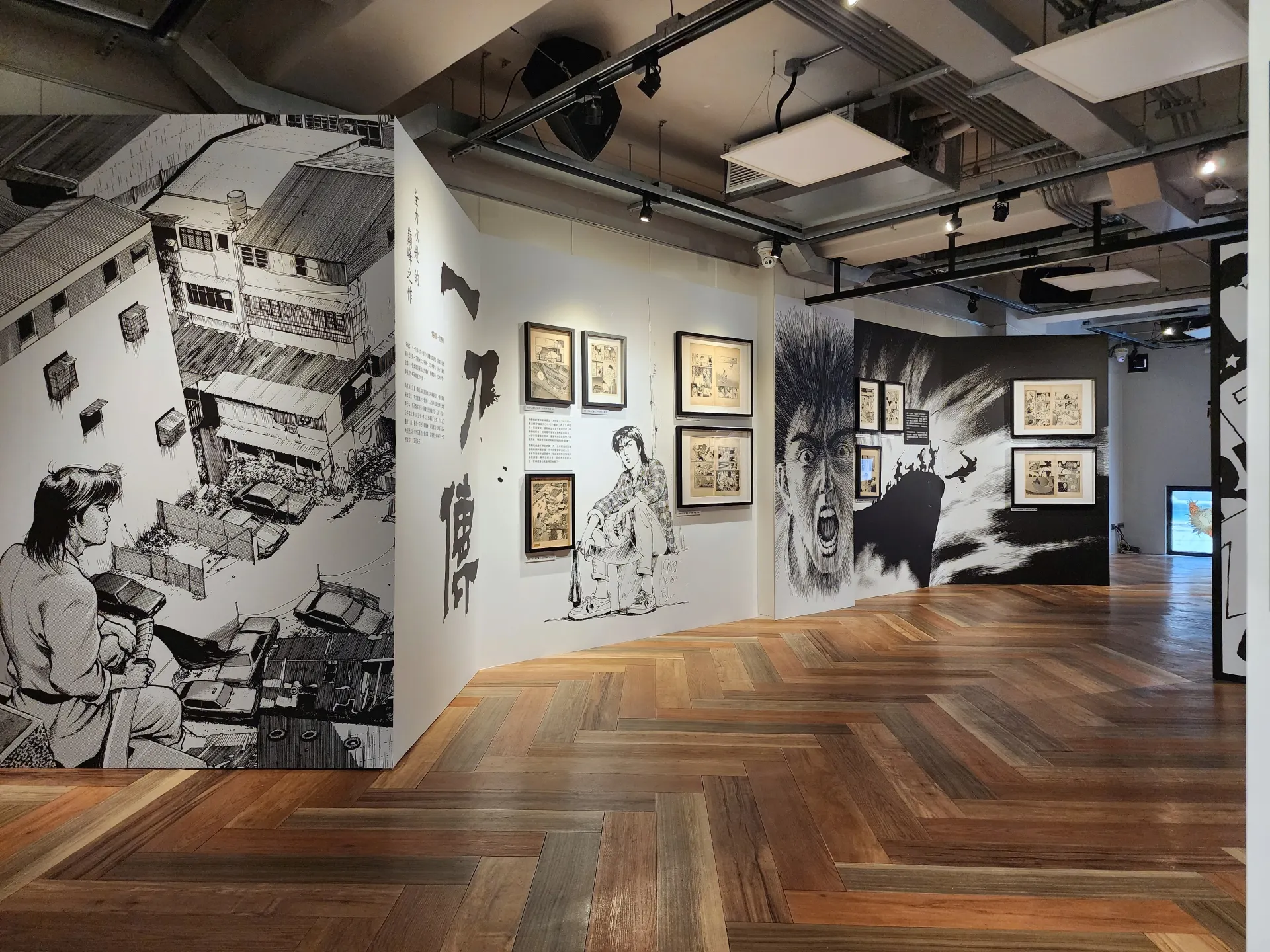 展廳一角，畫框內展示出的都是陳弘耀手稿，能看見繪製當下的一切細節。（圖／主辦單位提供）