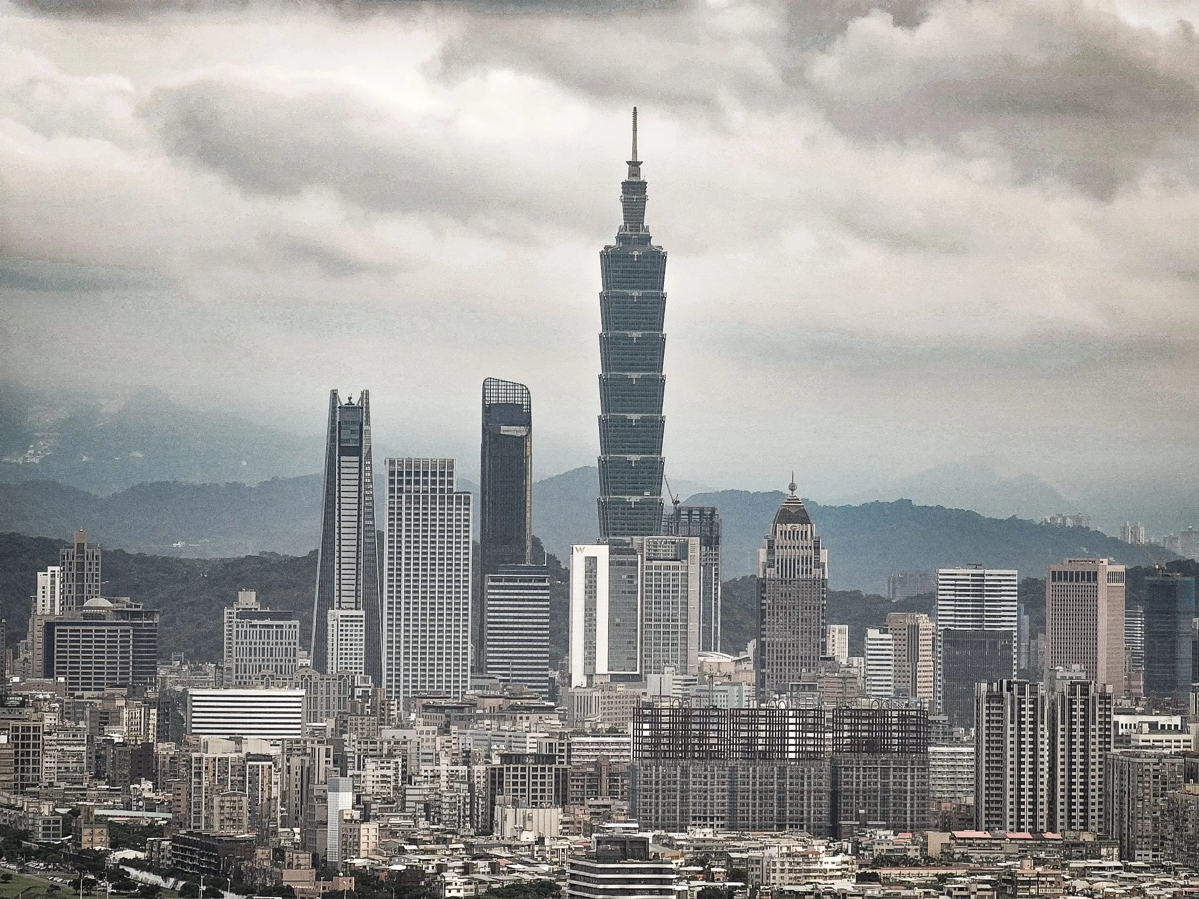 住宅,房市,房地產,公寓,大樓,,市景,台灣,街景,馬路,交通,汽車,機車,快速道路,罰單,。（資料照／洪煜勛攝）