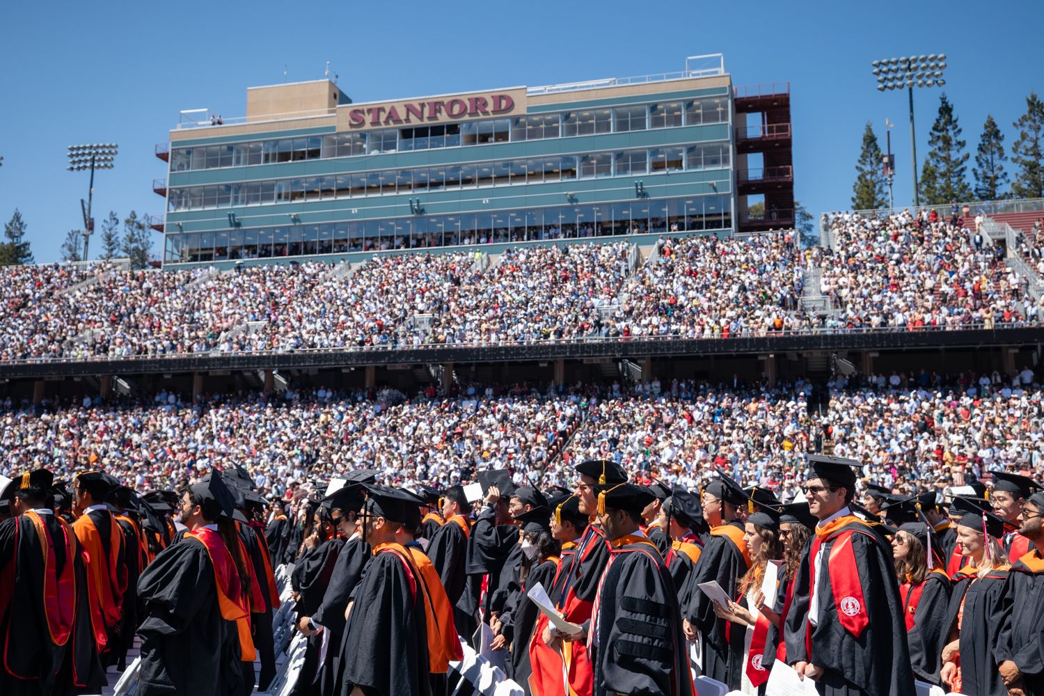 美國知名學府史丹佛大學的畢業典禮。（翻攝自學校官方粉專）