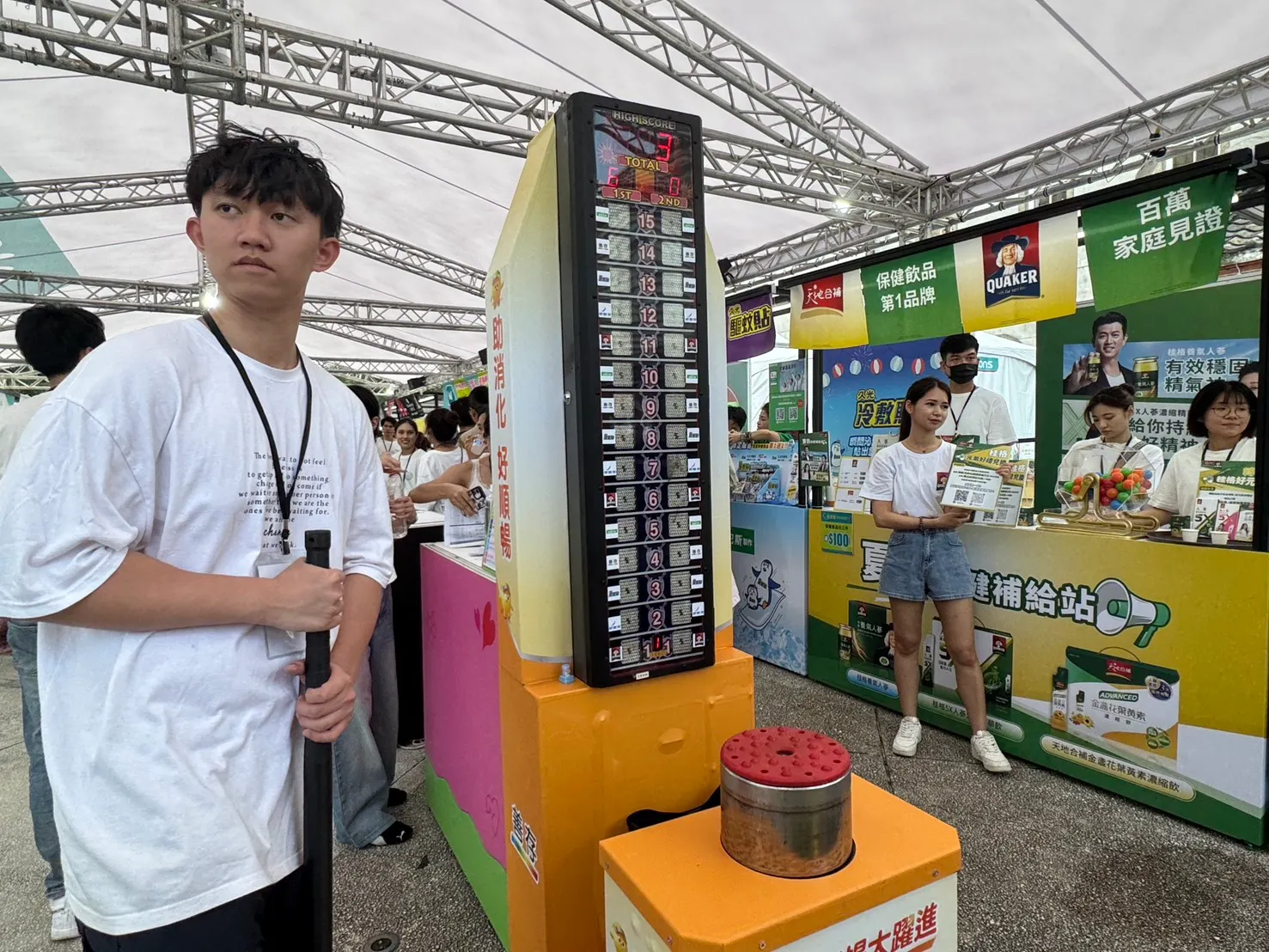 20250807-此次夏日購物嘉年華特別設計互動體驗區，只要參加「大方捶體能挑戰」，就能獲得相應品牌的優惠。（劉芯衣攝）