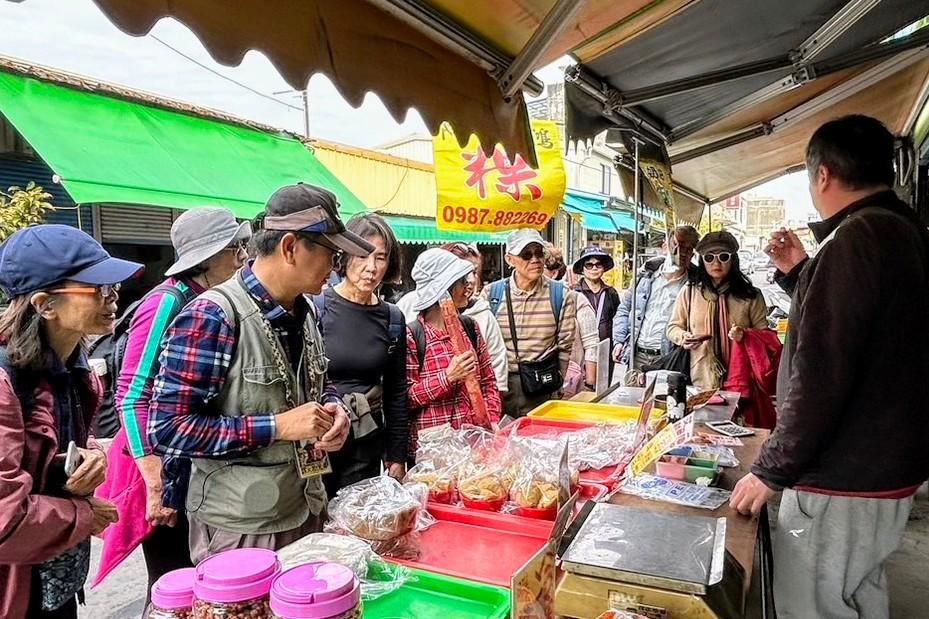 隨著導覽次數增加、互動變多，如今店家會主動打招呼、偶爾還會加送小禮物，讓參與 居民的態度，也在過程中慢慢改變。