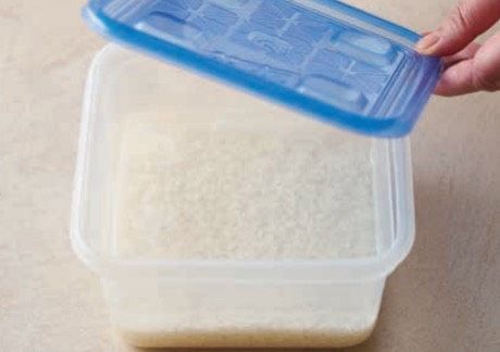 將白米裝入保鮮盒中，加入炊煮時所需水量，接著放入冰箱冷藏，讓米充分吸水。（圖／遠流提供）