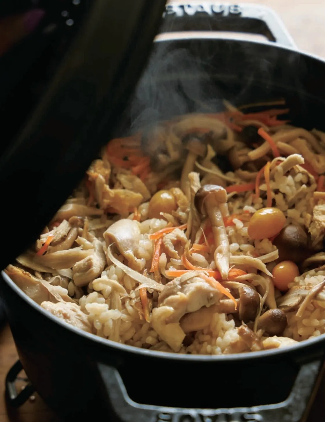 雞肉什錦炊飯。(圖/遠流提供)