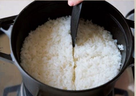 翻拌是為了使鍋中多餘的水分蒸散。（圖／遠流提供）