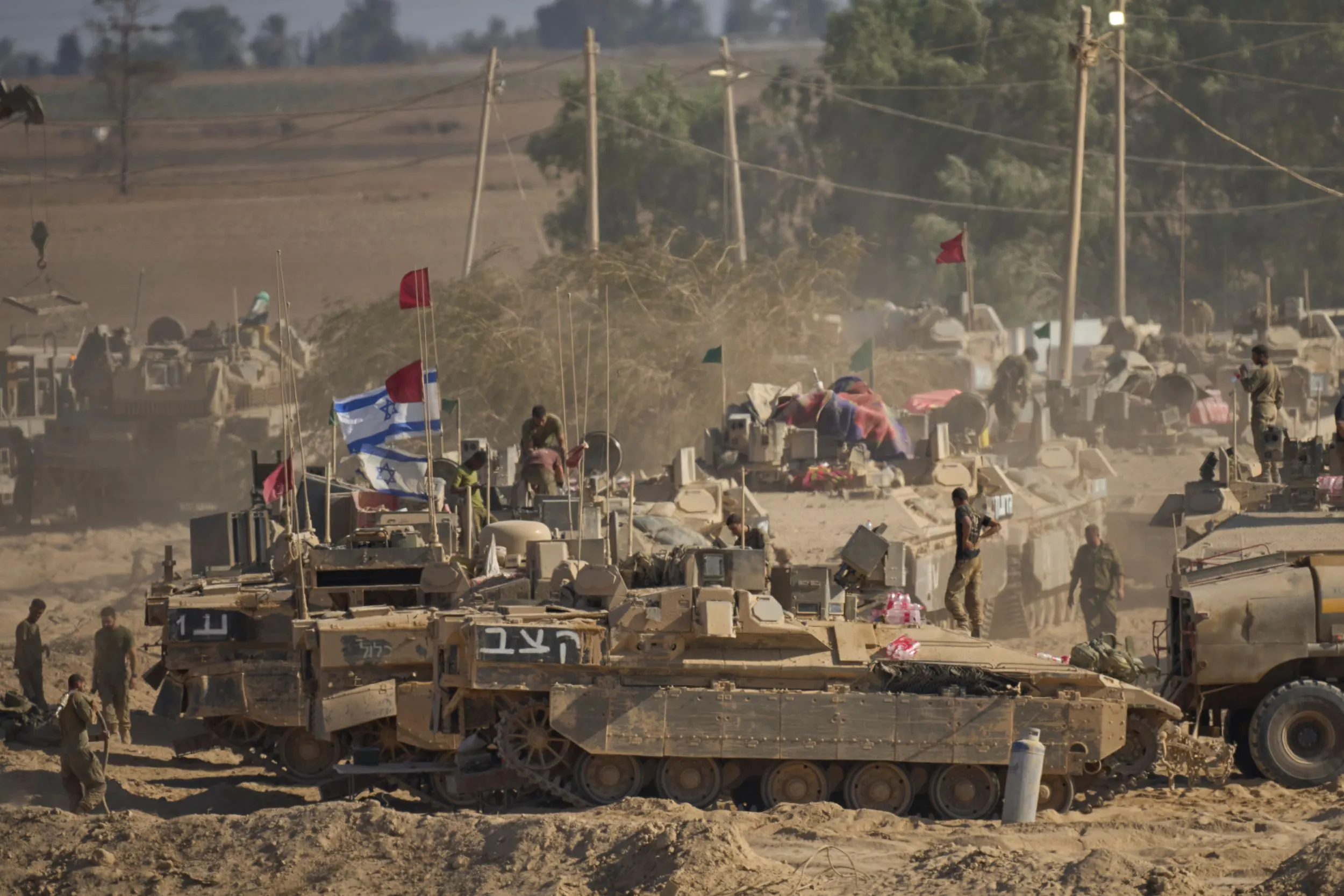 以色列國防軍坦克裝甲部隊進駐邊界。（美聯社）