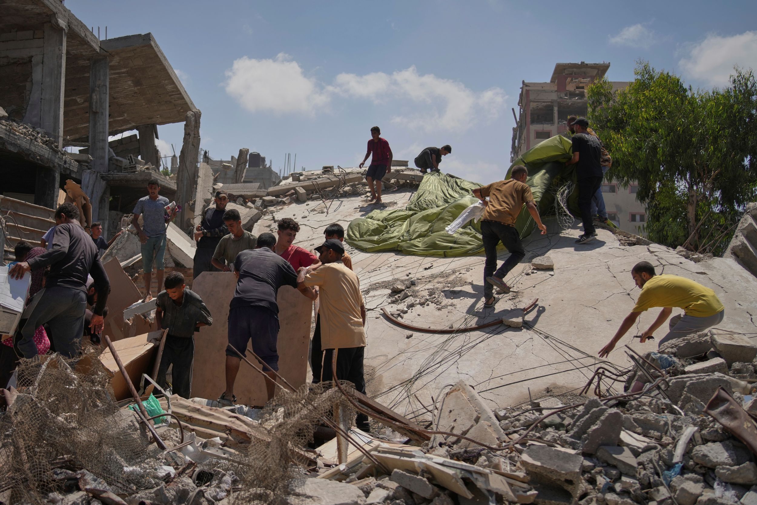 加薩市區到底都是因戰火剩下的斷垣殘壁。（美聯社）