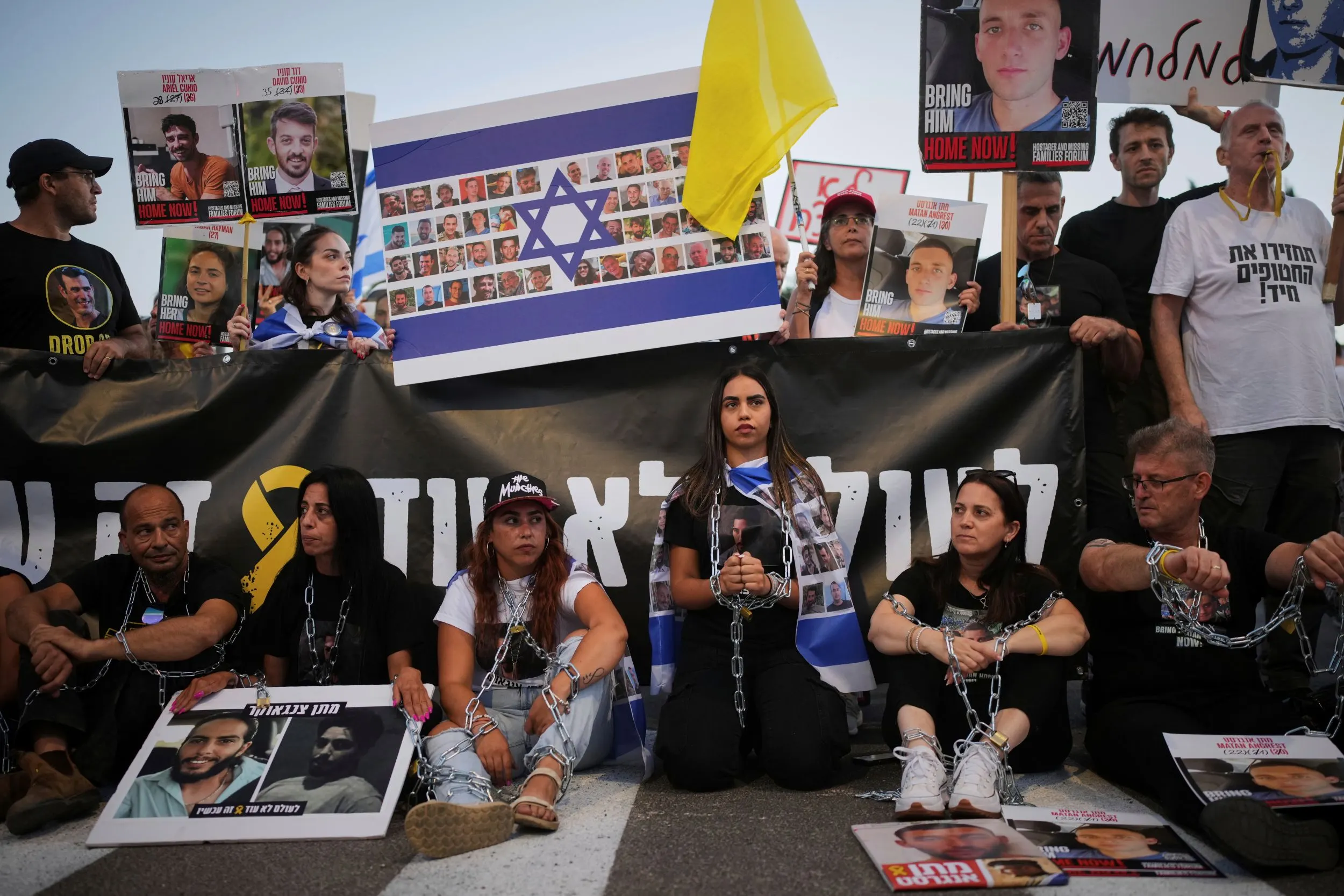 以色列人質家屬上街抗議，要求政府正視公民的死活。（美聯社）