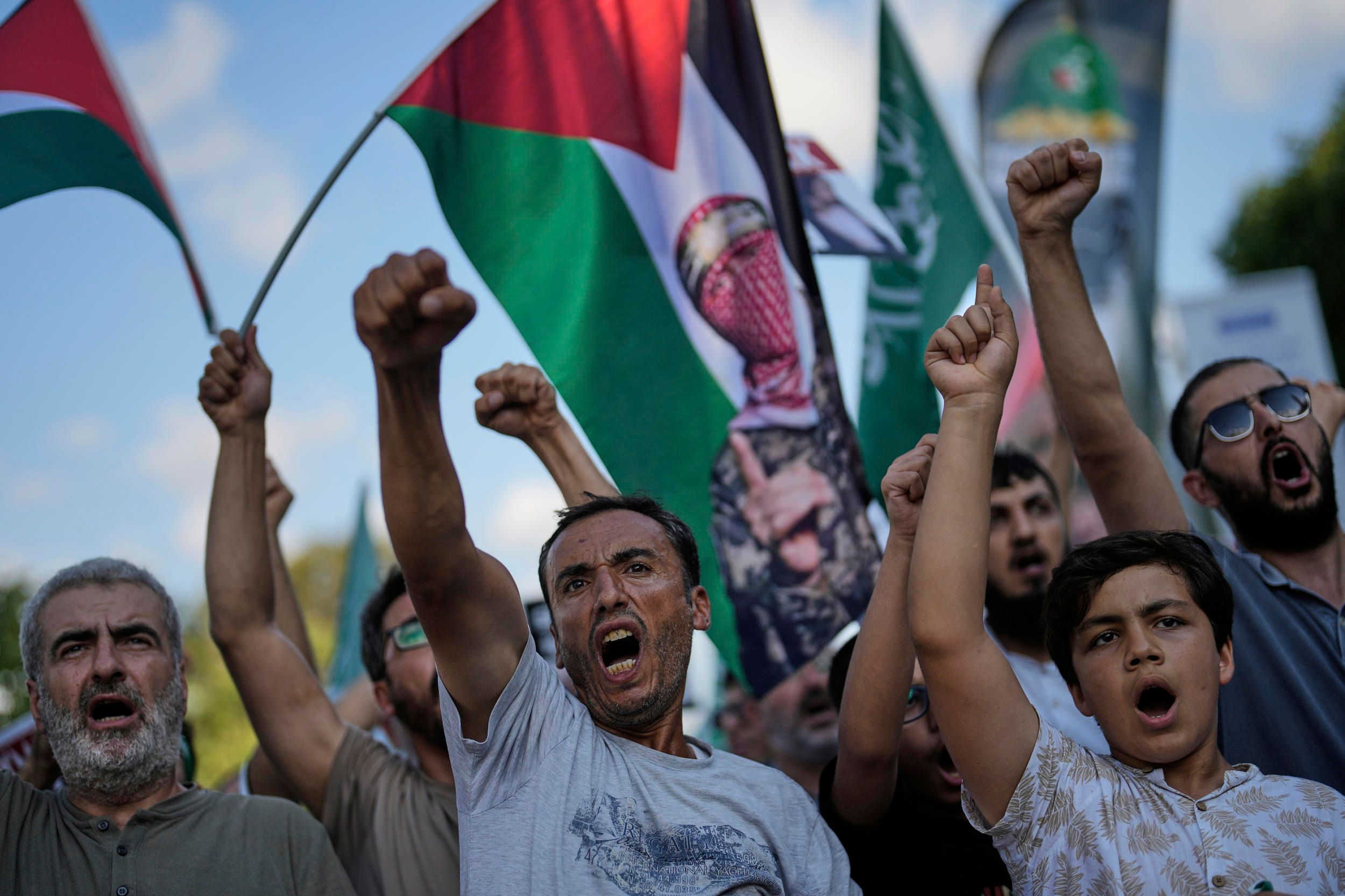 2025年8月3日，示威者在伊斯坦堡的美國駐土耳其領事館外抗議。（美聯社）