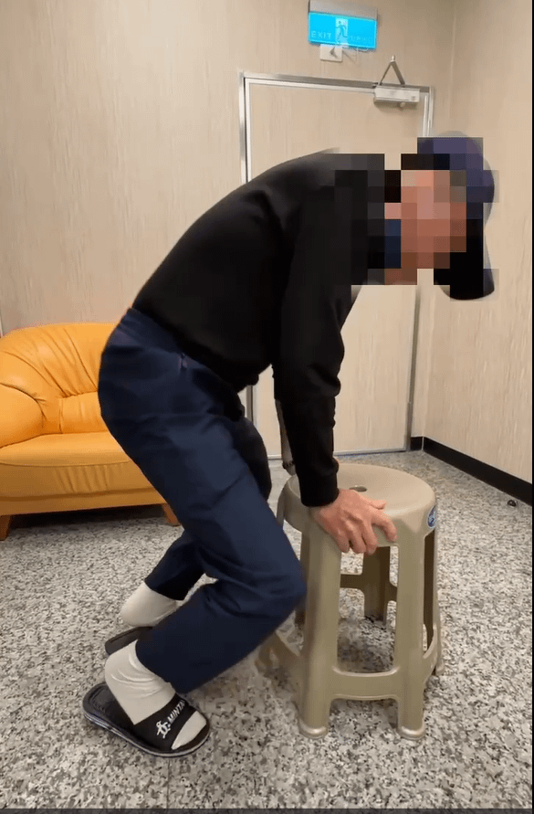 20250808-「勇伯」接受各種糖尿病的治療後，腳部愈來愈有力氣，可以扶著椅子撐起身體鍛鍊腿力。（員榮醫院提供）