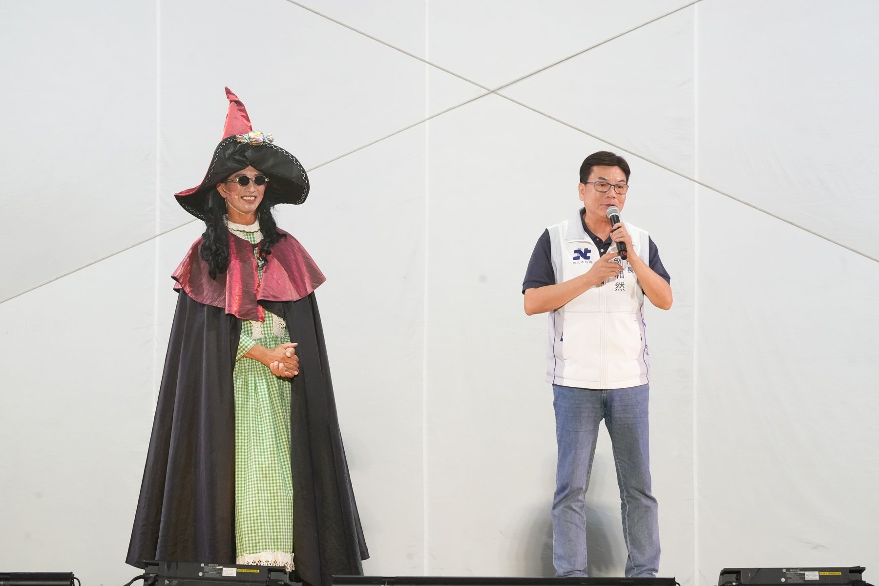 新北市副市長劉和然(右)與親子民眾一起欣賞戶外演出，並感謝紙風車劇團深耕臺灣各地，以藝術陪伴孩子成長。（圖/新北市政府文化局）