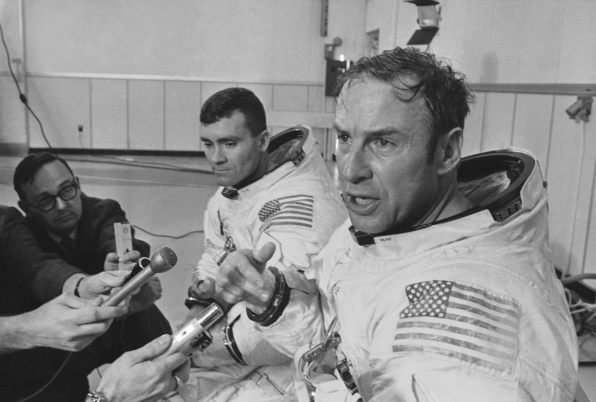 曾參與阿波羅13號任務的太空人羅維爾（Jim Lovell，右）。（美聯社）