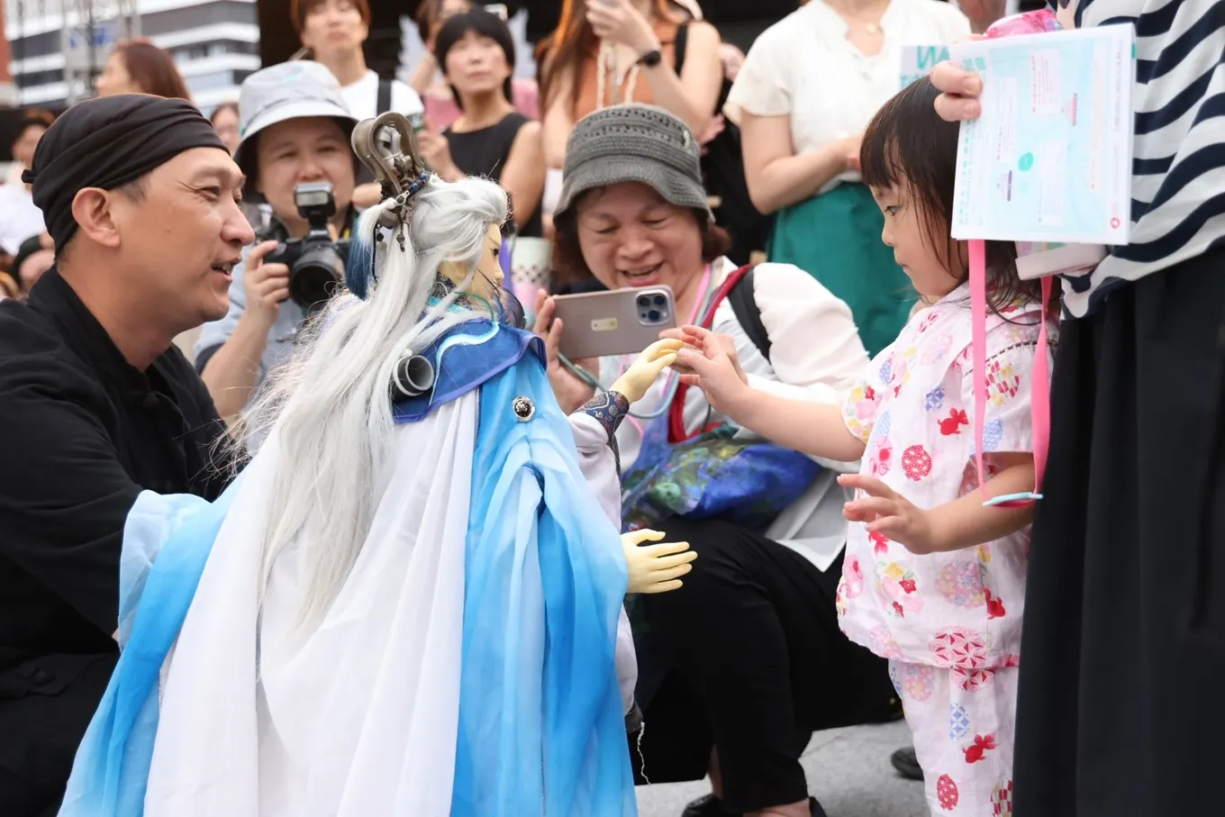 新勝景掌中劇團特別在演出前，以《伏魔英雄帖之再現白光劍》部分角色戲偶與觀眾互動，一幕幕都成為文化交流的最佳風景。