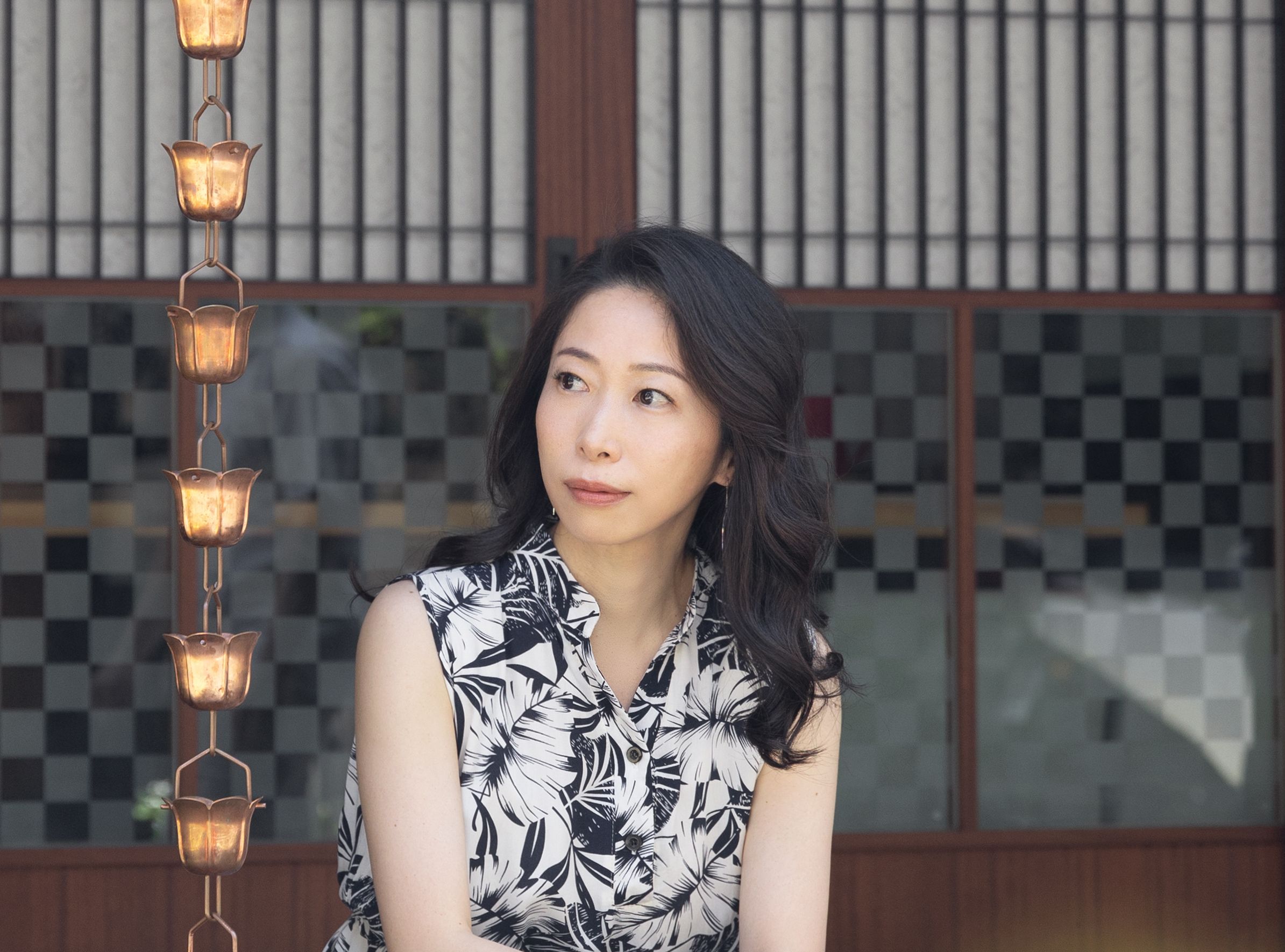 作家・俳優・歯科医という三つの肩書きを持つ一青妙が、風傳媒の独占インタビューに応じ、最新長編小説『青色之花』への思いや創作背景を語った。一青妙