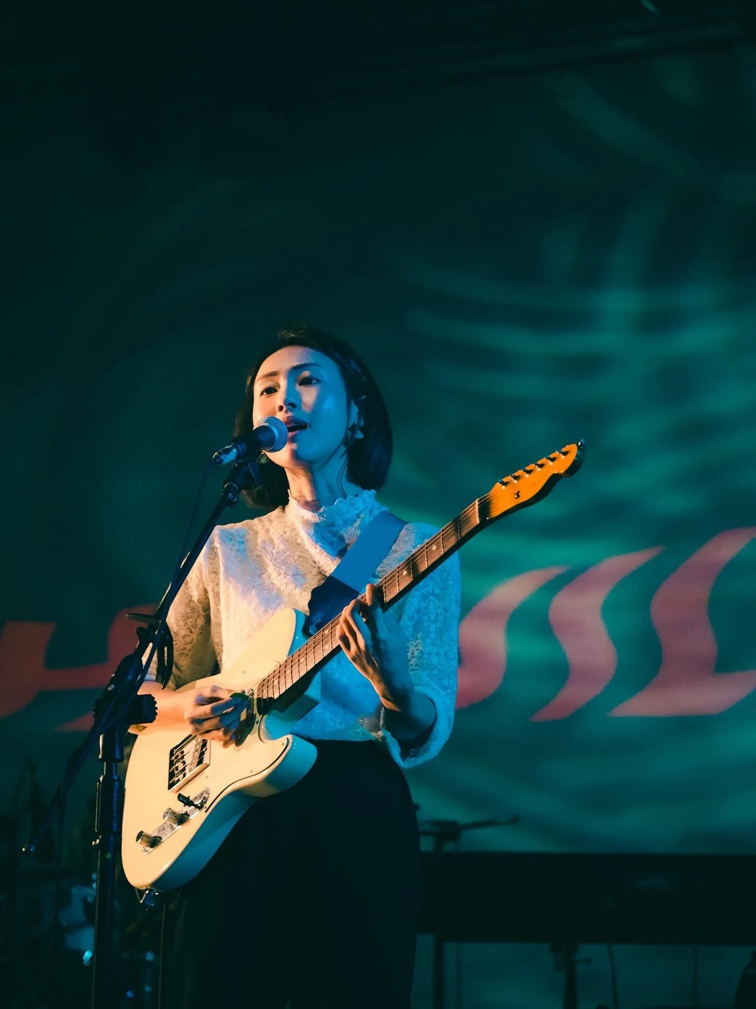 インディーズバンド「浅堤」のボーカル兼ギタリスト、依玲（イーリン）が、このほど初のエッセイ集『灯りが暗いときに自分に歌を聴かせる』を刊行した。依玲