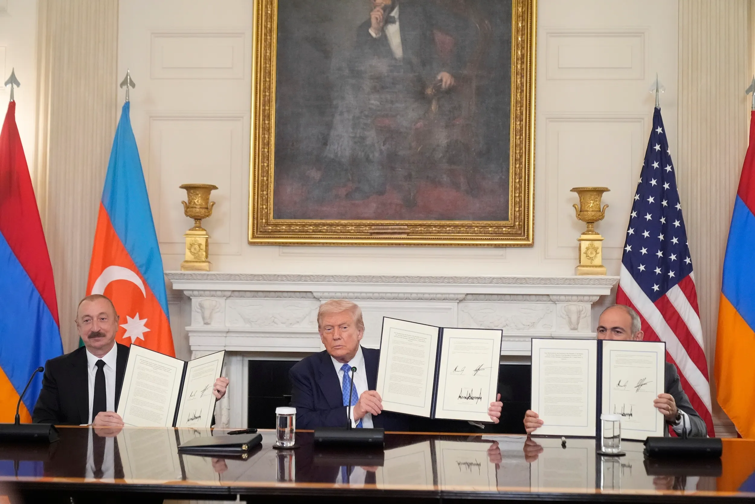 2025年8月8日，美國總統川普與亞塞拜然總統阿利耶夫（Ilham Aliyev，左）、亞美尼亞總理帕辛揚（Nikol Pashinyan，右）在白宮達成和平協議。（美聯社）