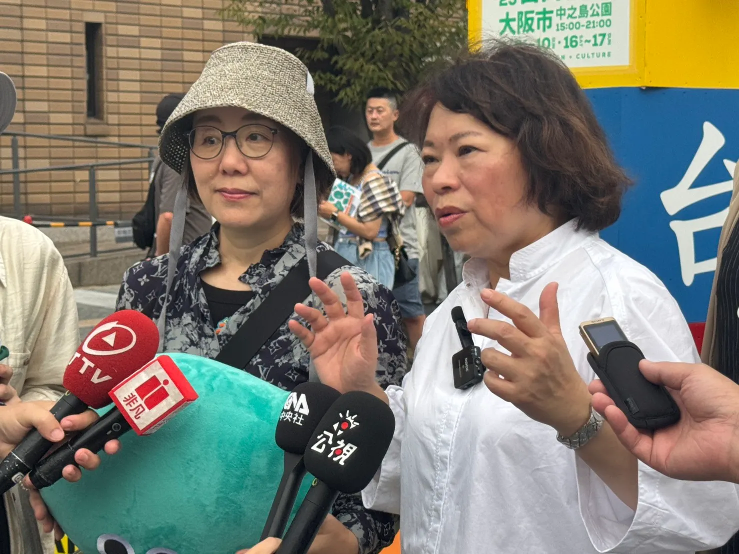 由文化總會主辦「TAIWAN PLUS 2025 台日新風」9日下午於大阪中之島公園開幕，文化部政務次長王時思（左）跟嘉義市長黃敏惠（右）出席。（黃信維攝）